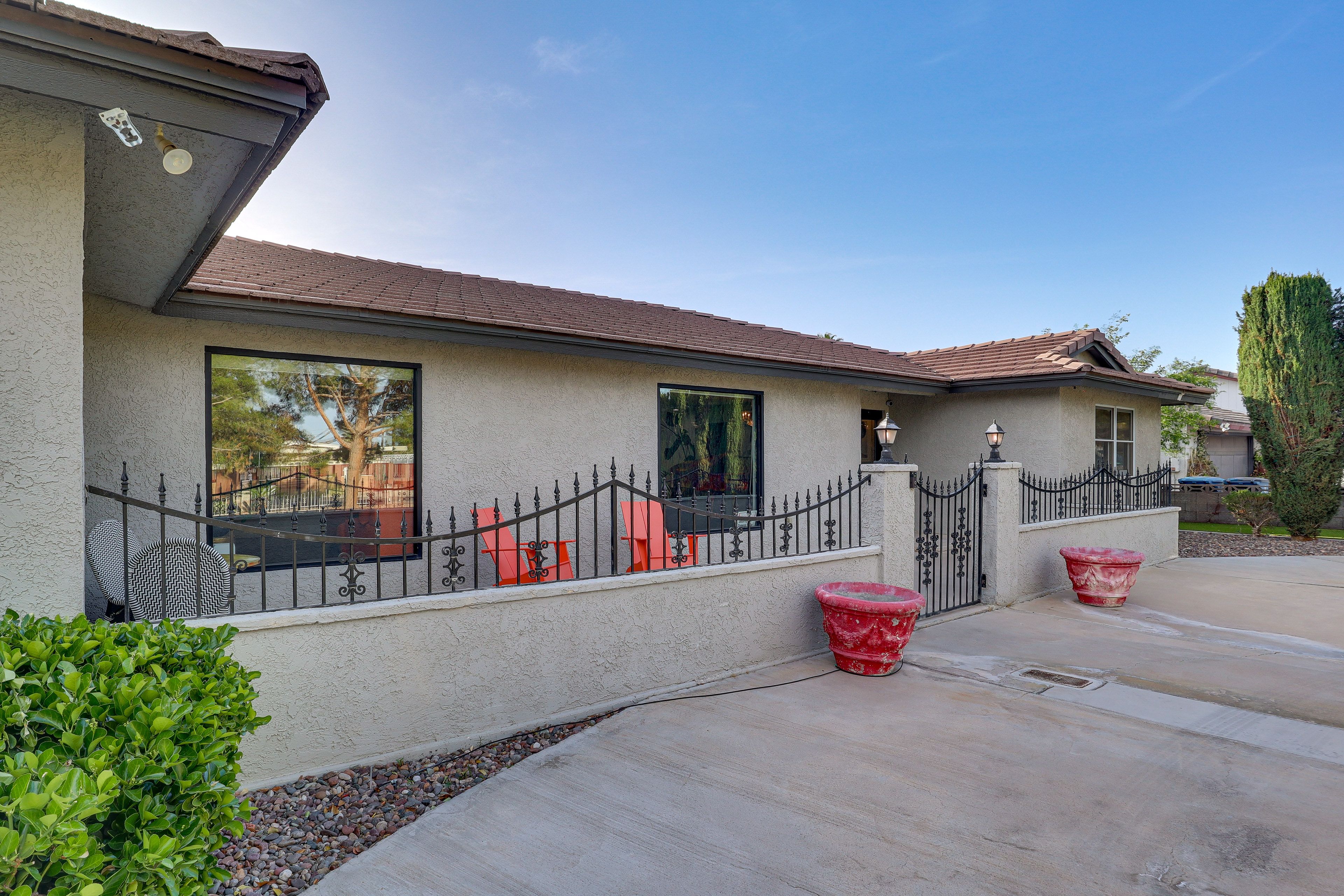 Circle Driveway Parking (6 Vehicles)