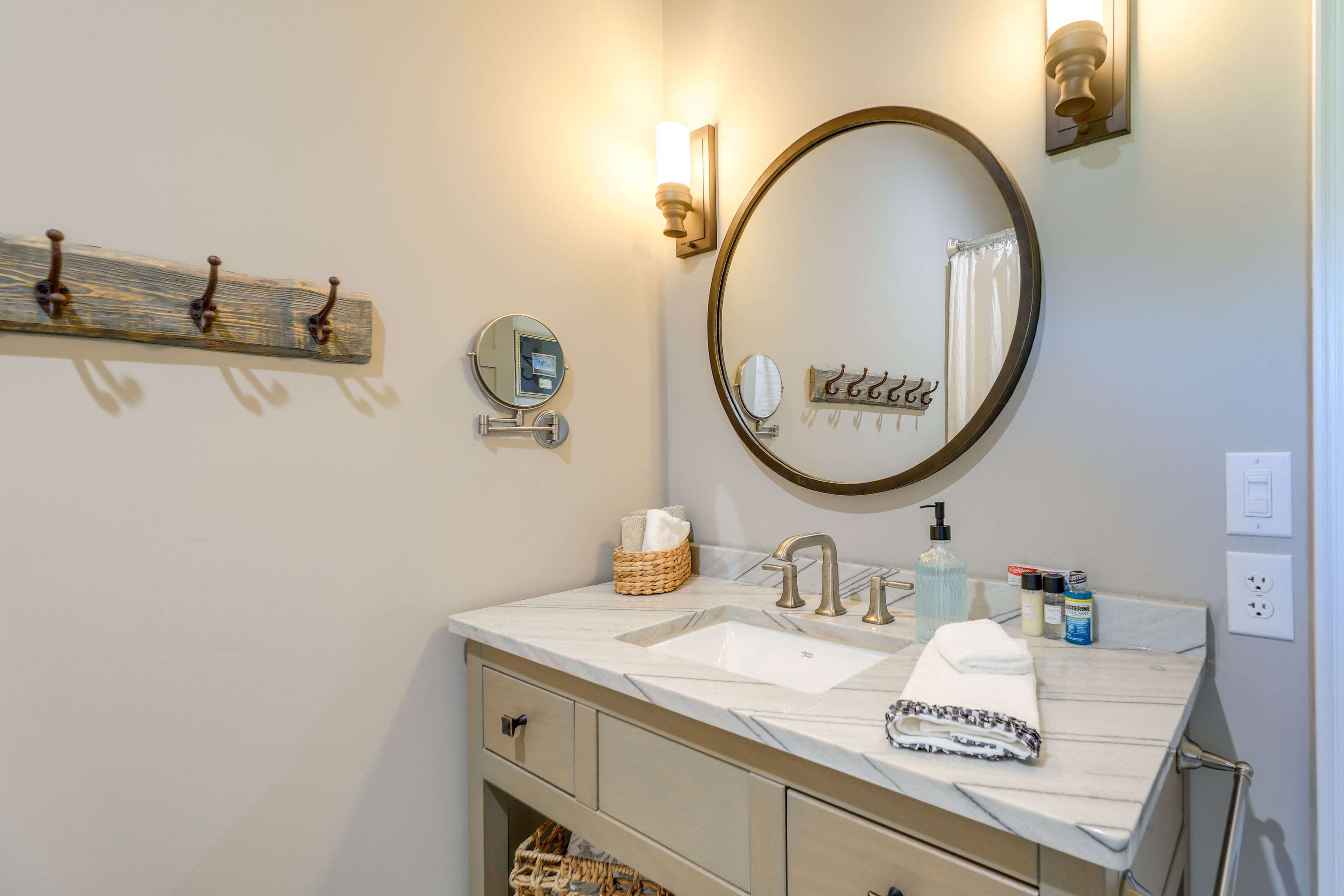 Bathroom | Bathtub/Shower | Grab Rails