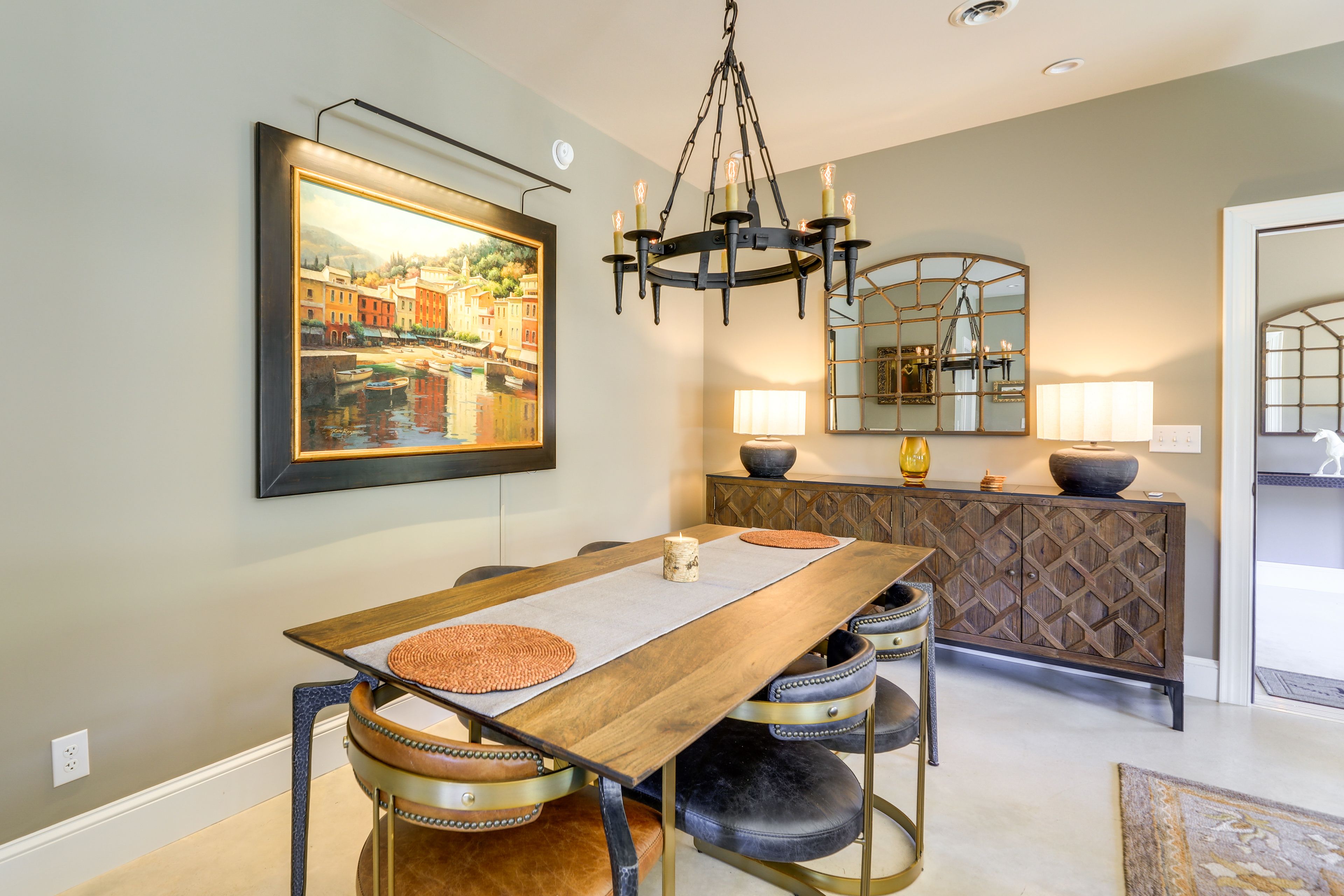 Dining Area | Dishware/Flatware Provided