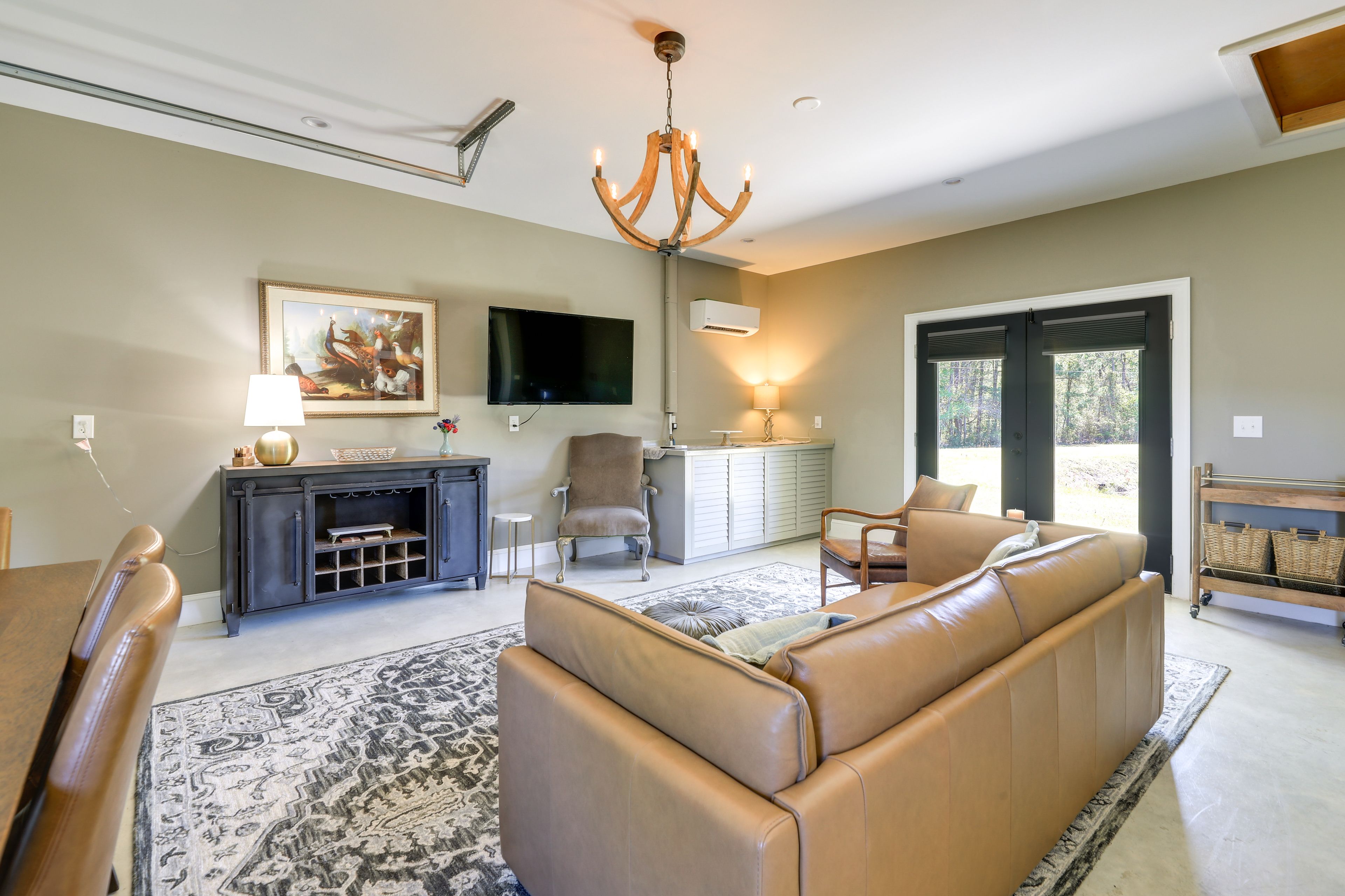 Family Room (Garage) | Smart TV | Dining Table