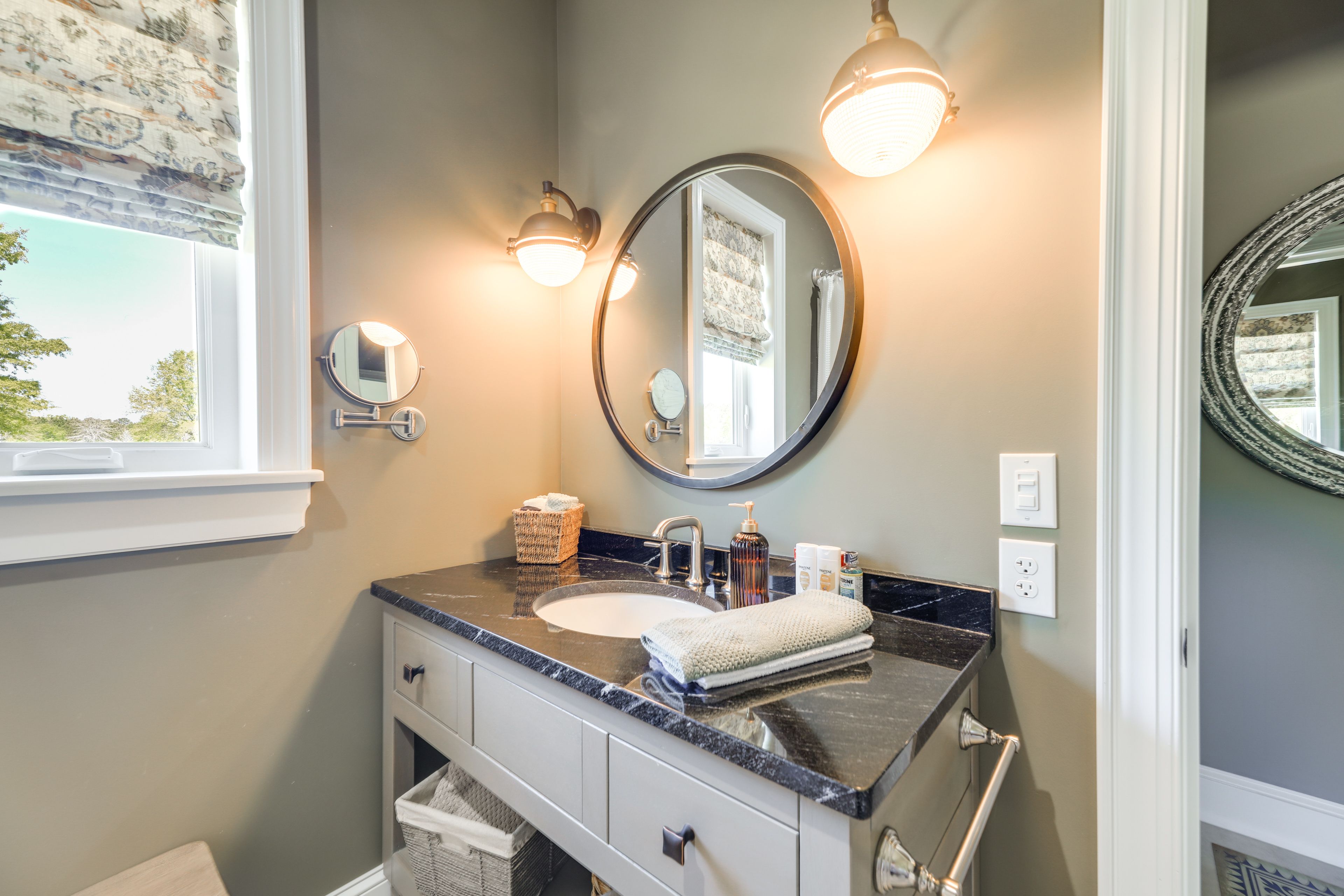 Bathroom | Bathtub/Shower | Grab Rails