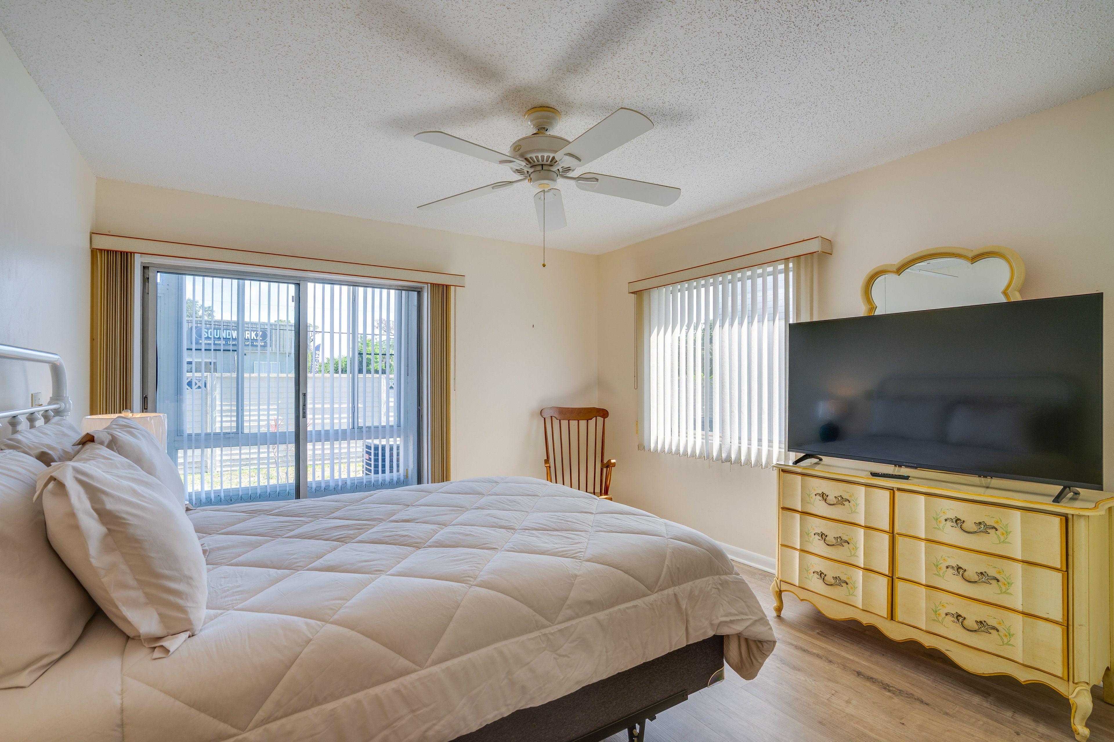 Bedroom 1 | Queen Bed
