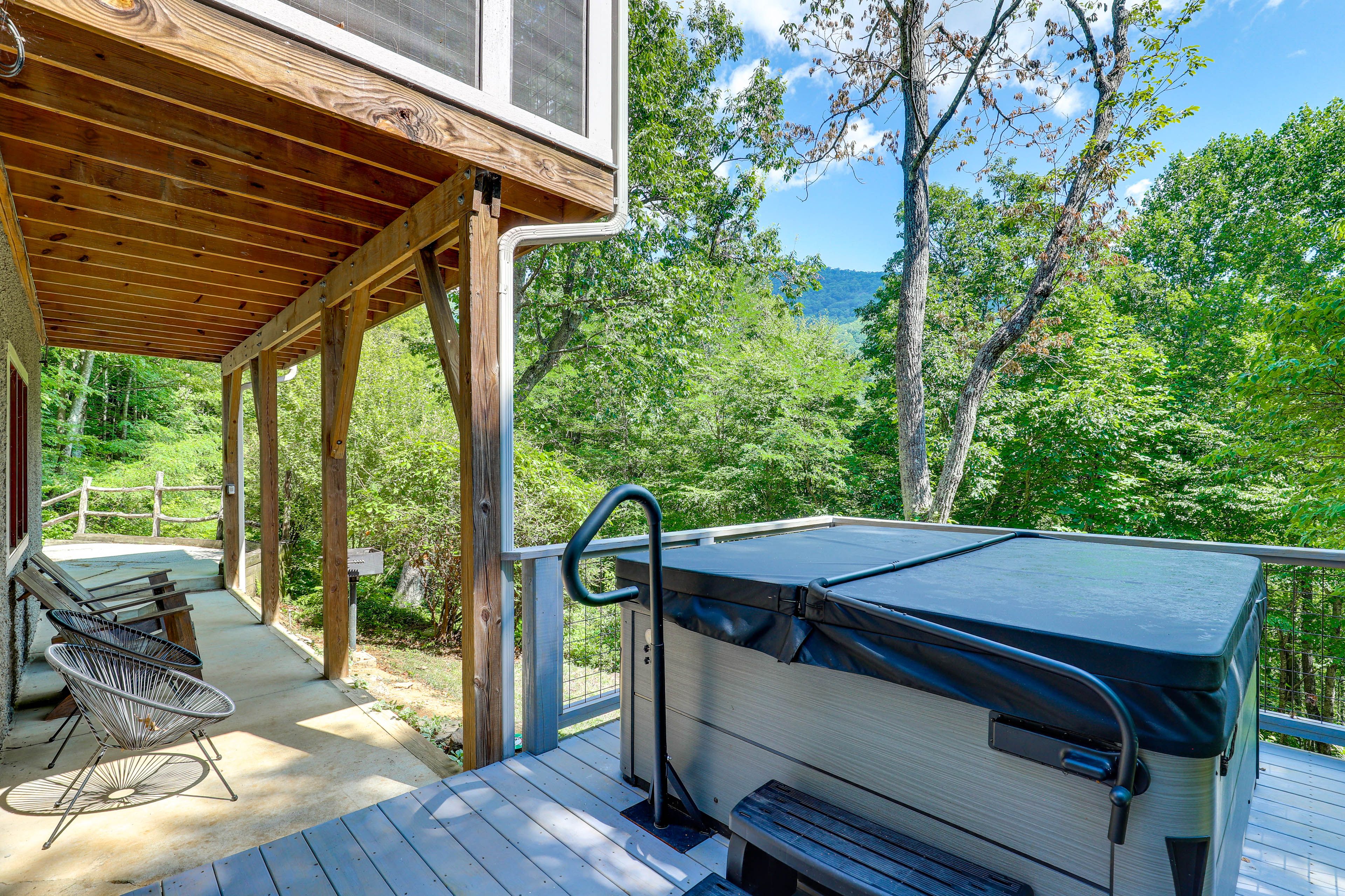 Black Mountain Vacation Rental | 3BR | 3.5BA | 2,400 Sq Ft