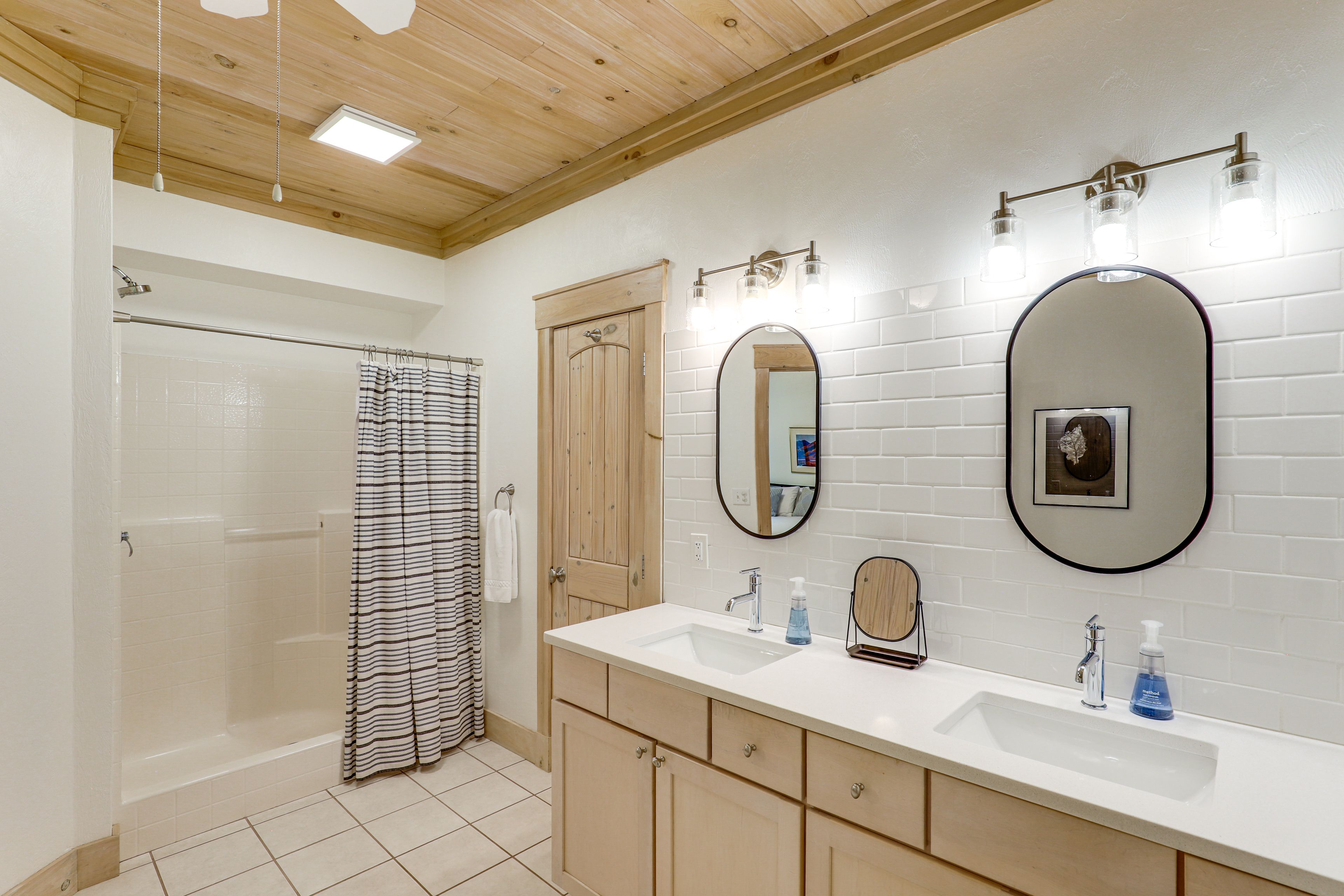 Full Bathroom | 2nd Floor
