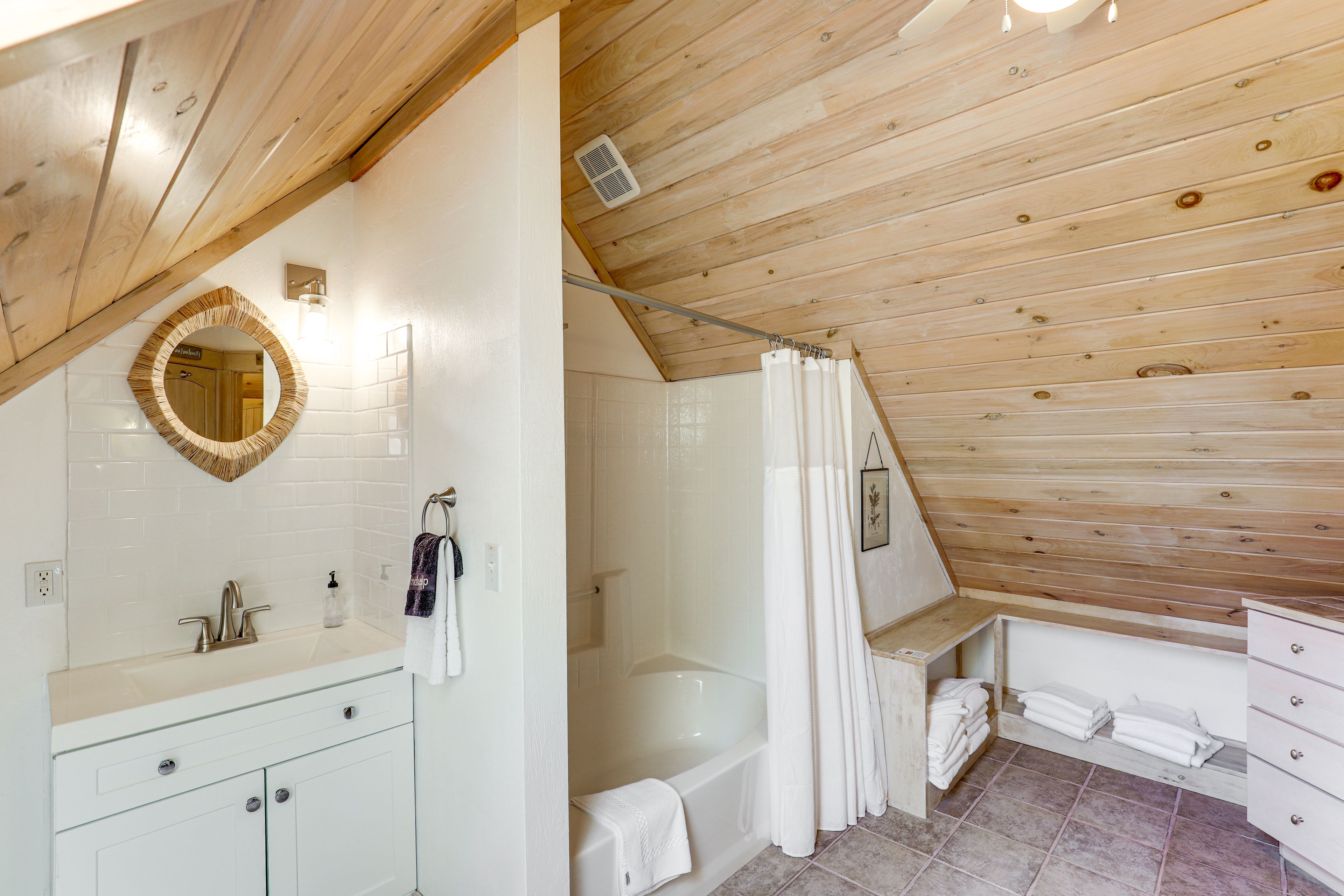 Full Bathroom | 3rd Floor