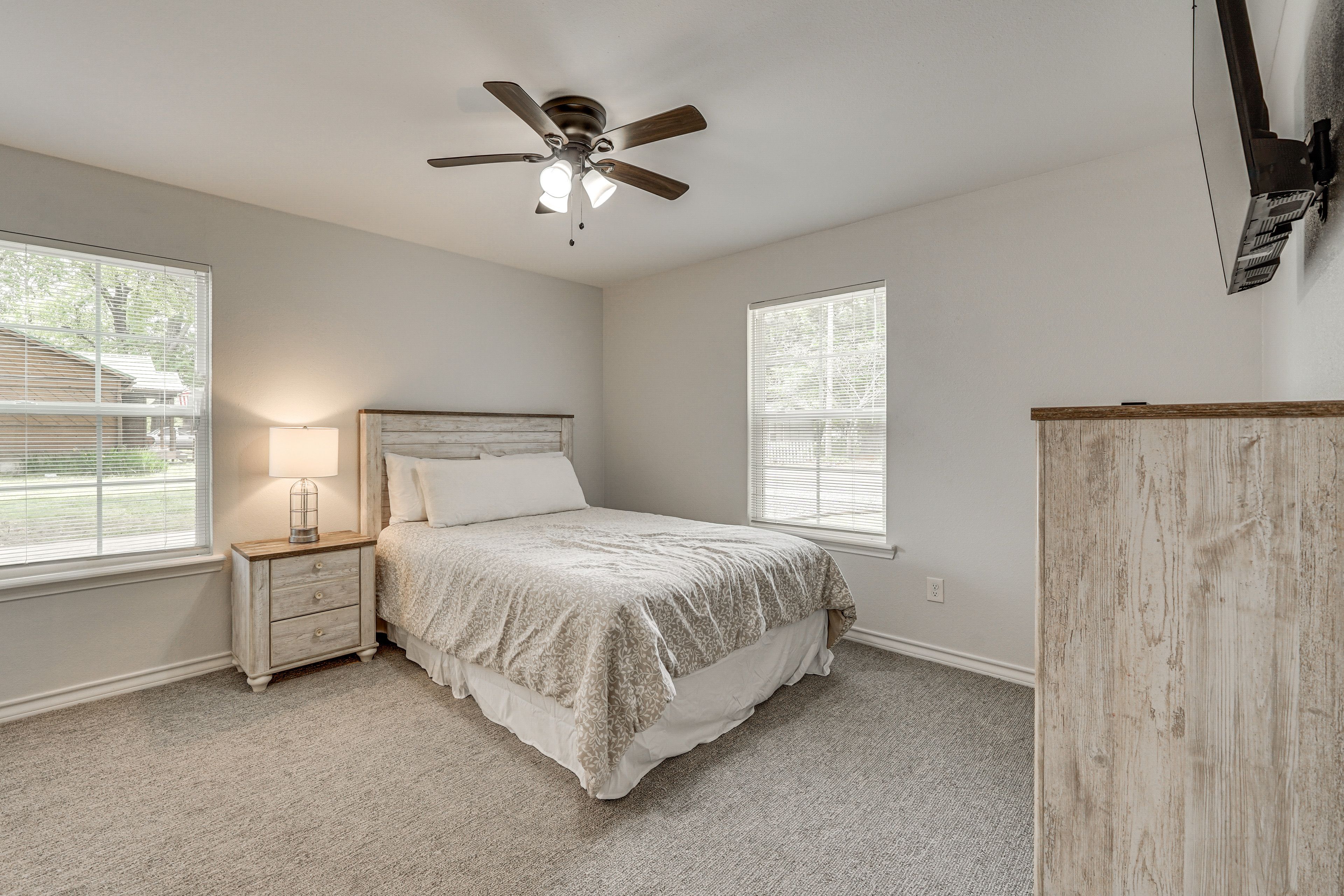 Bedroom 1 | Queen Bed
