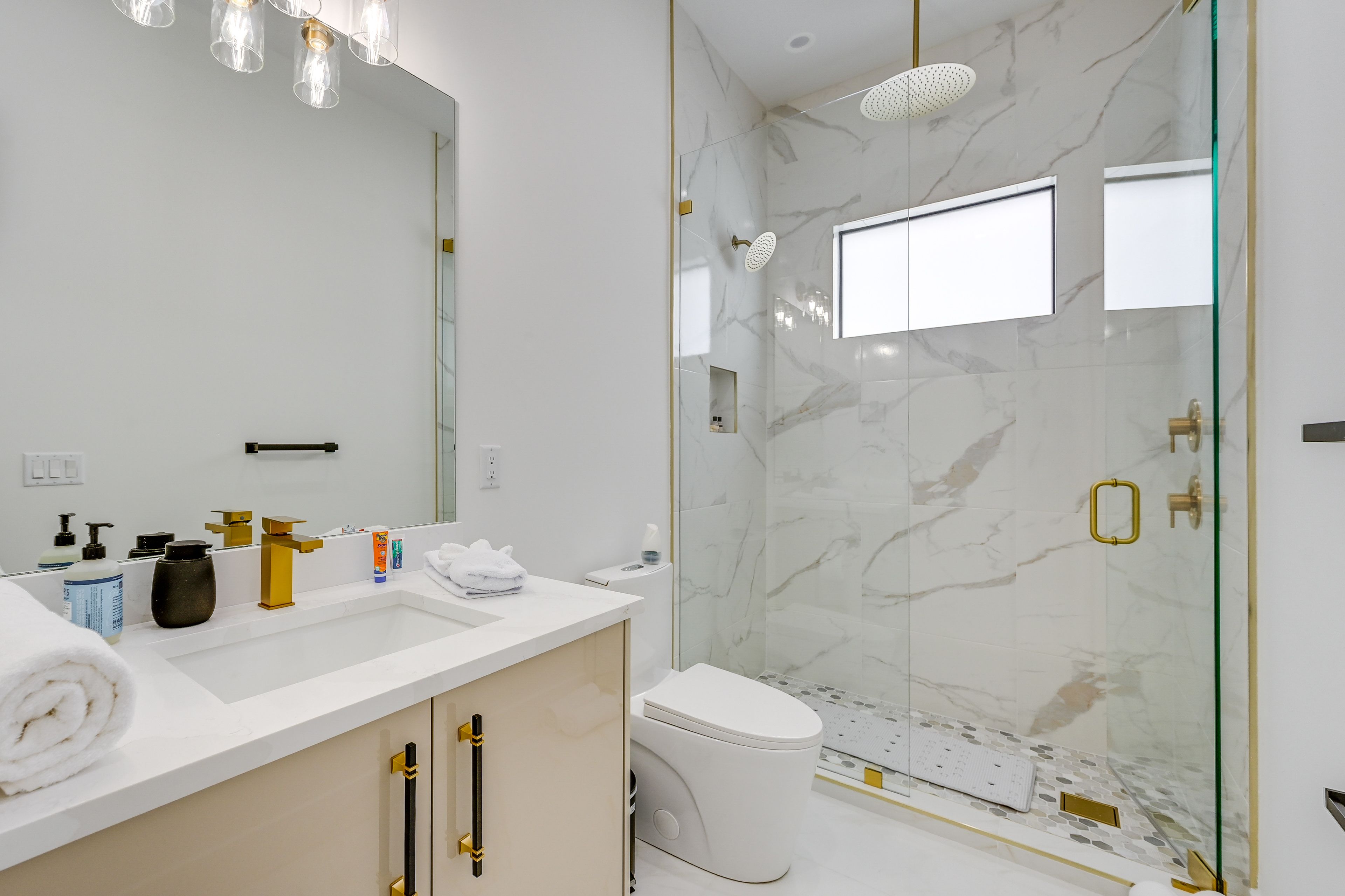 Full Bathroom | 2nd Floor