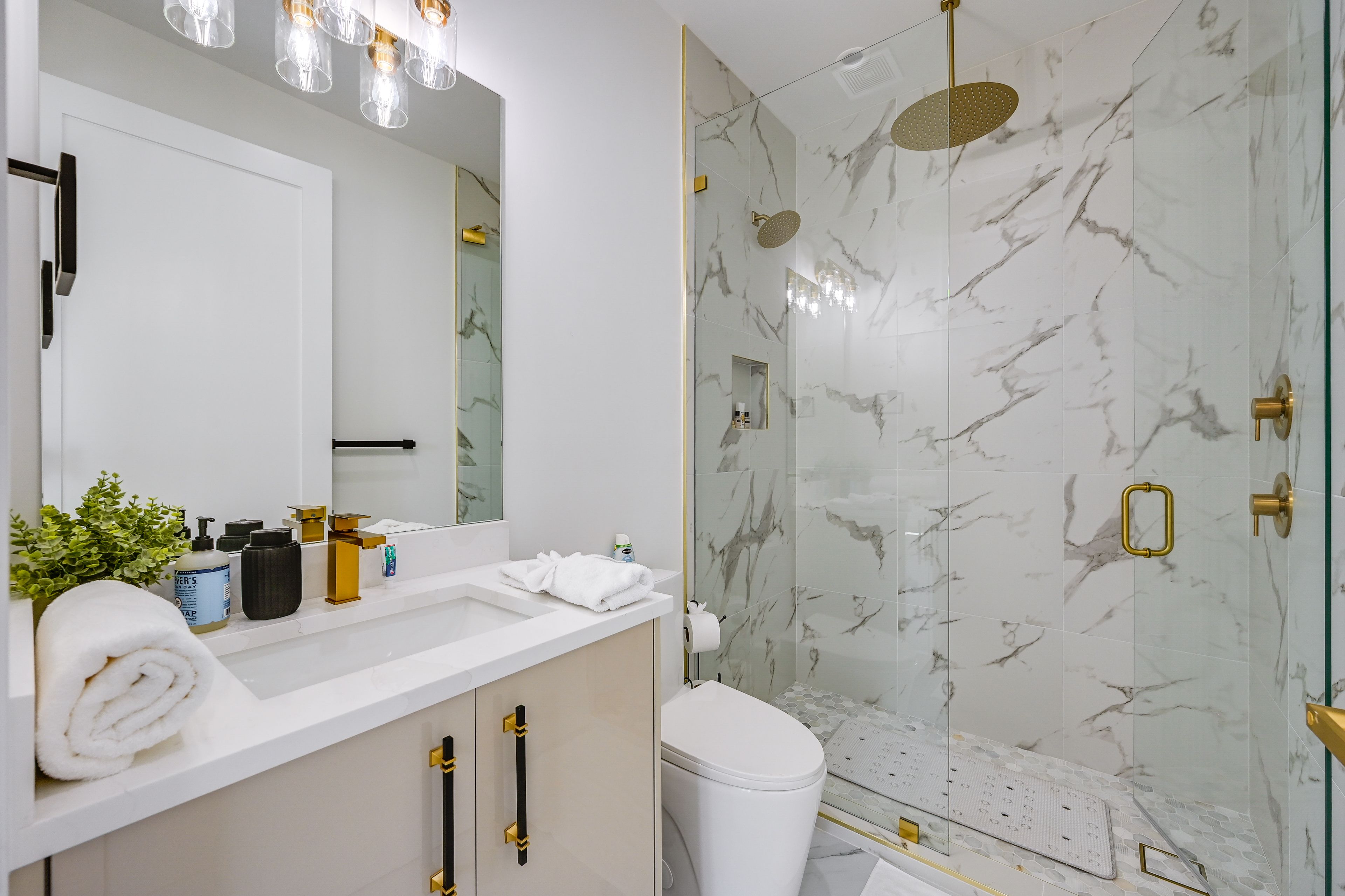 Full Bathroom | 2nd Floor