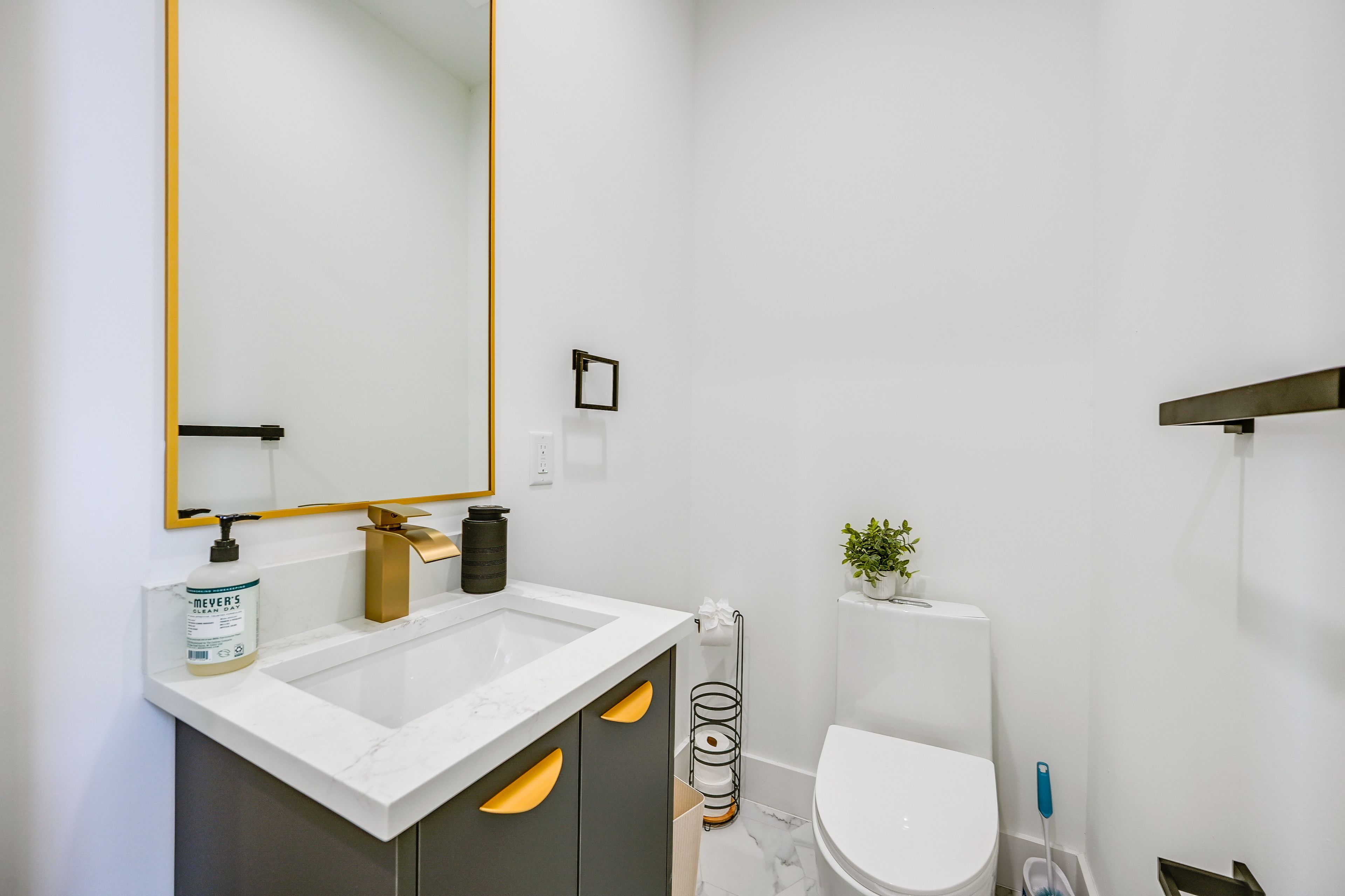 Half Bathroom | 1st Floor