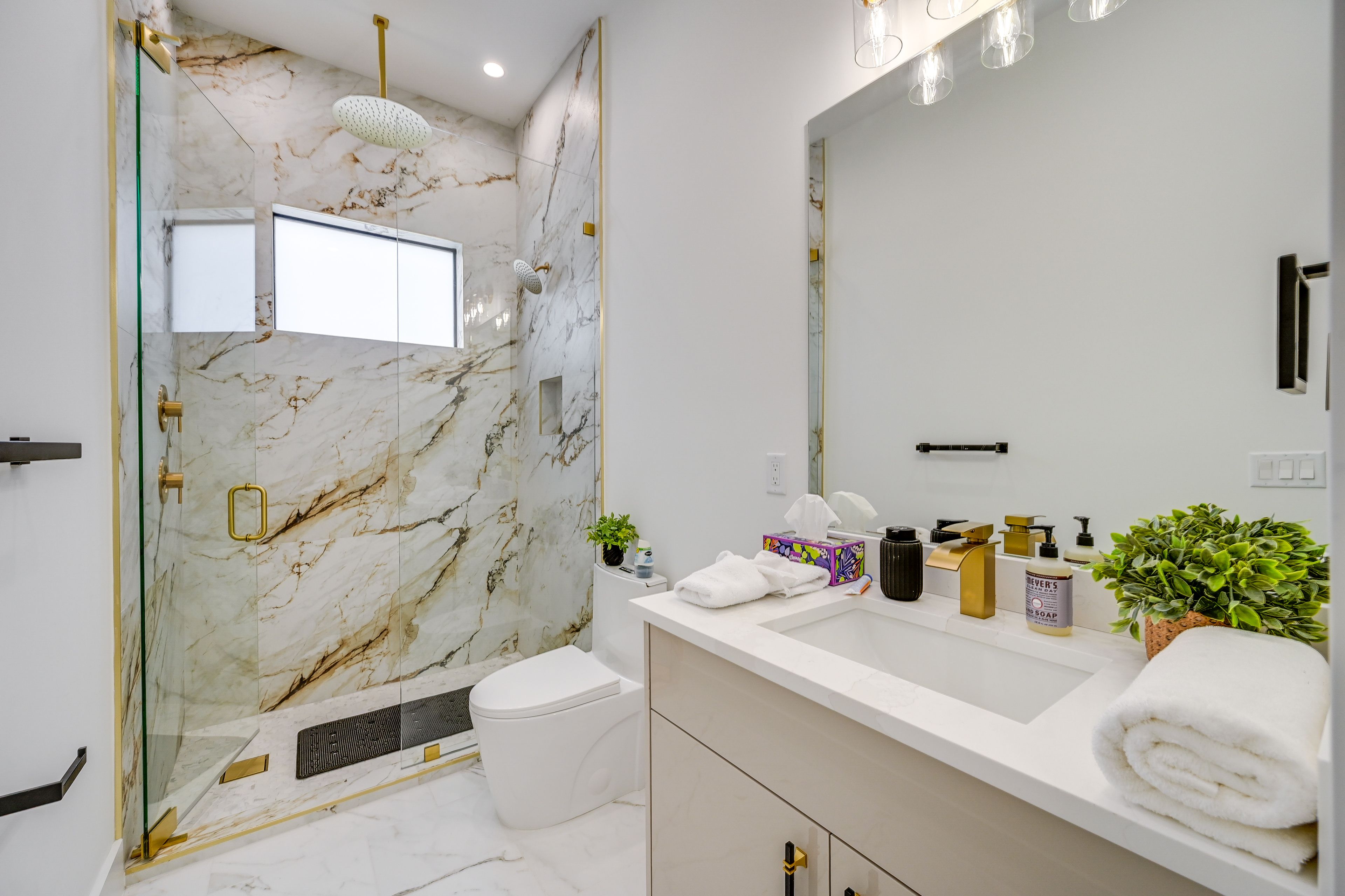 Full Bathroom | 2nd Floor