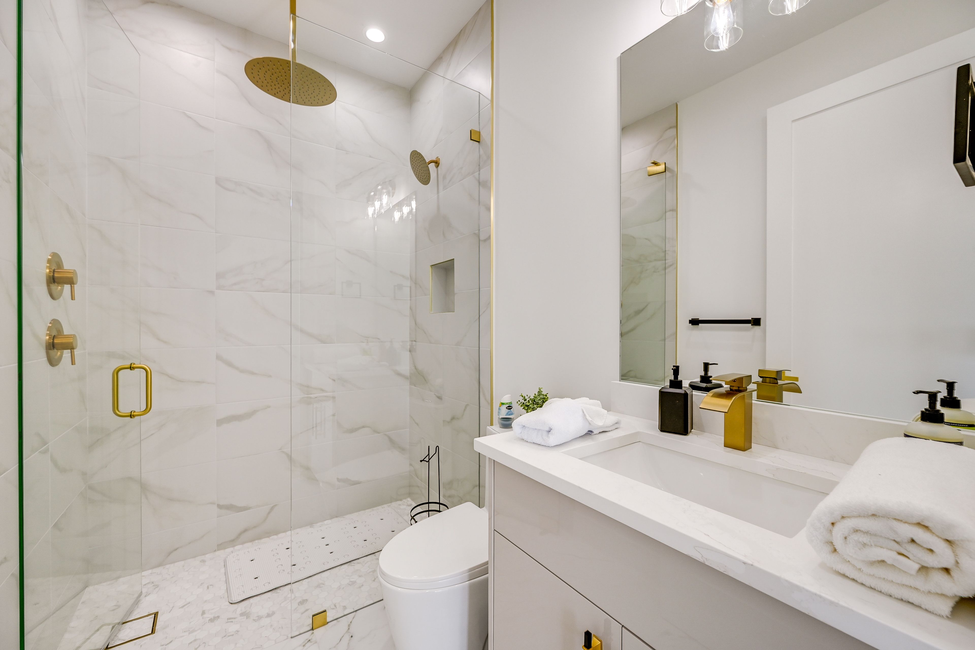 Full Bathroom | 2nd Floor