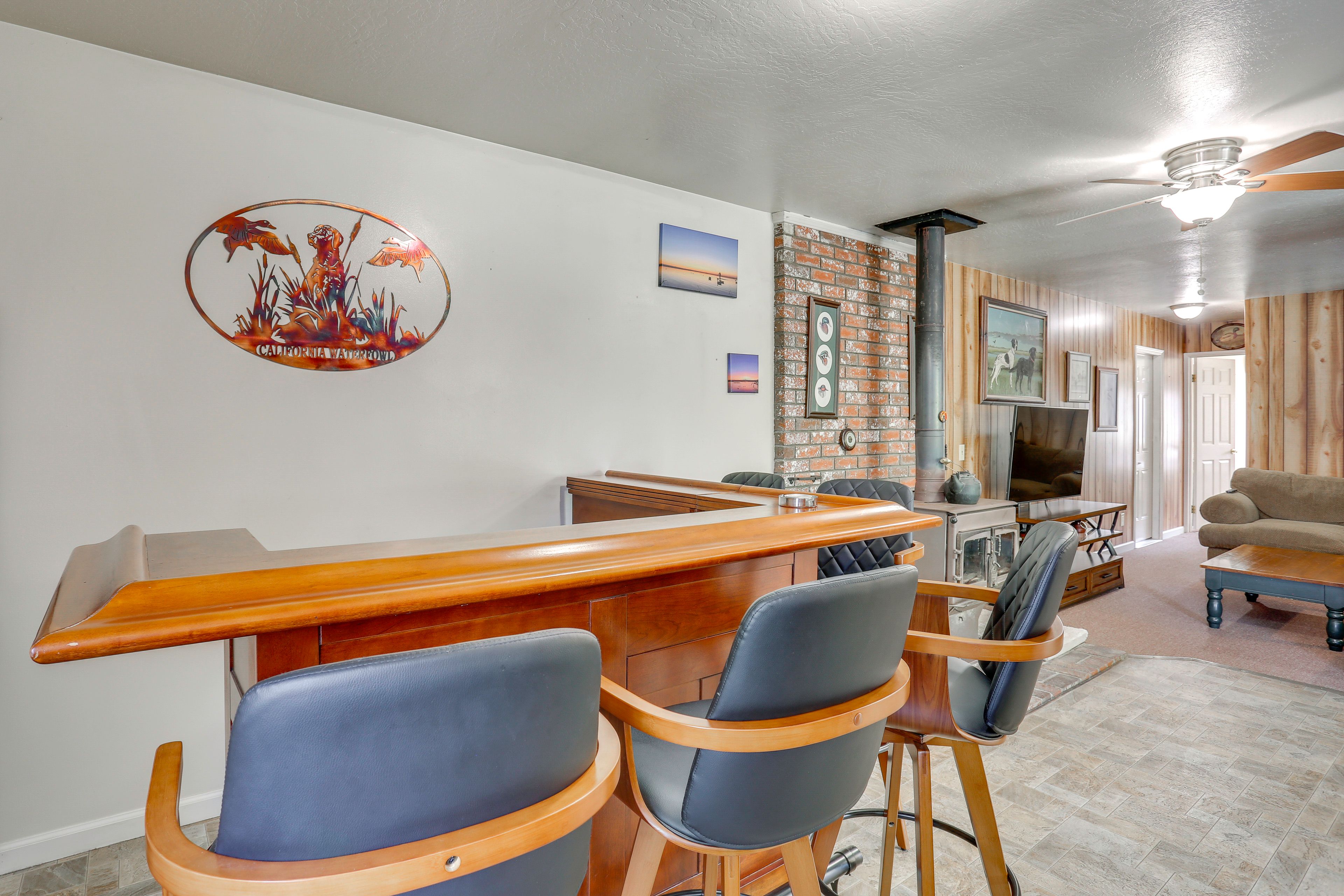 Living Room | Bar Area | Flat-Screen TV | Free WiFi