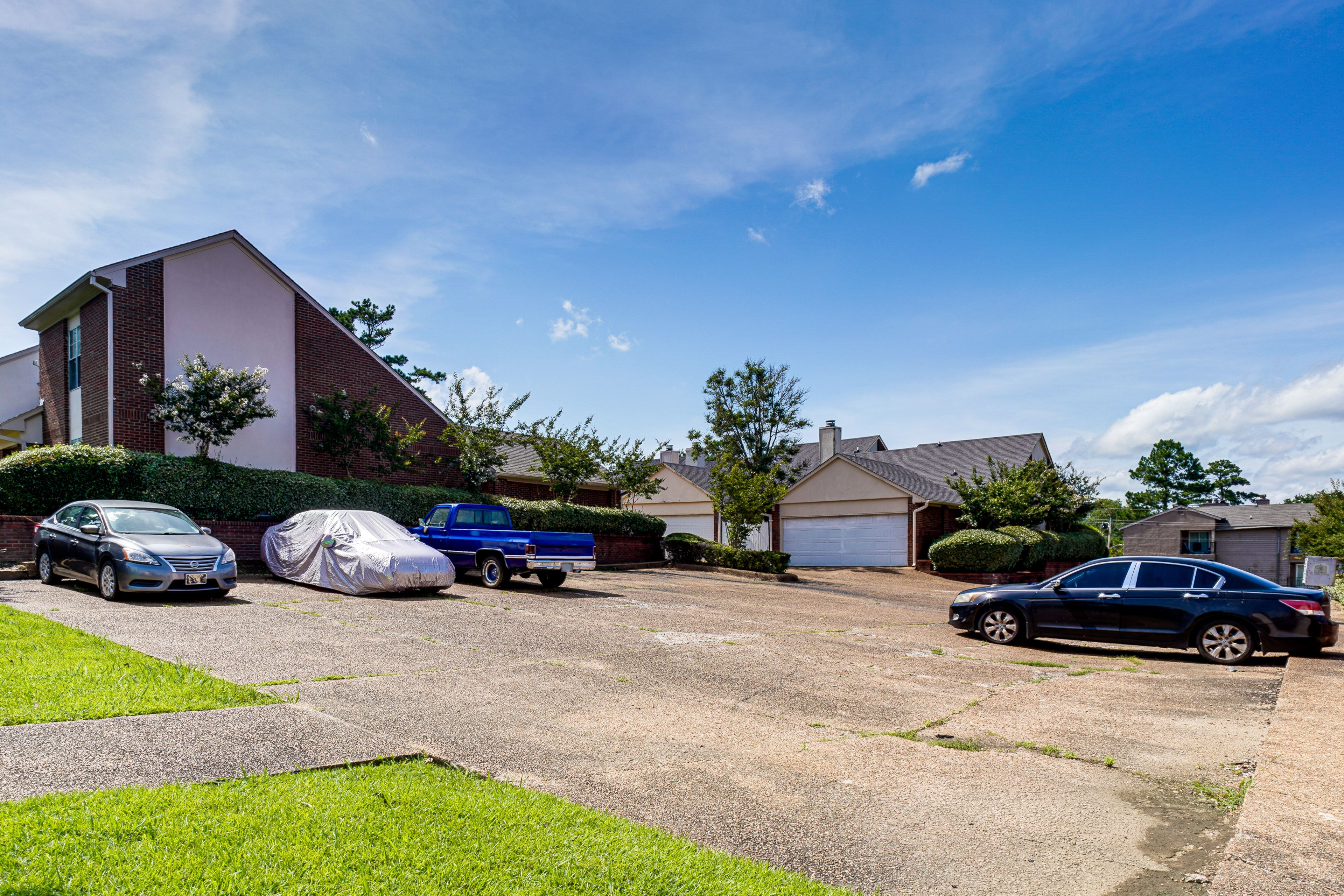 Community Parking Lot (1 Vehicle)