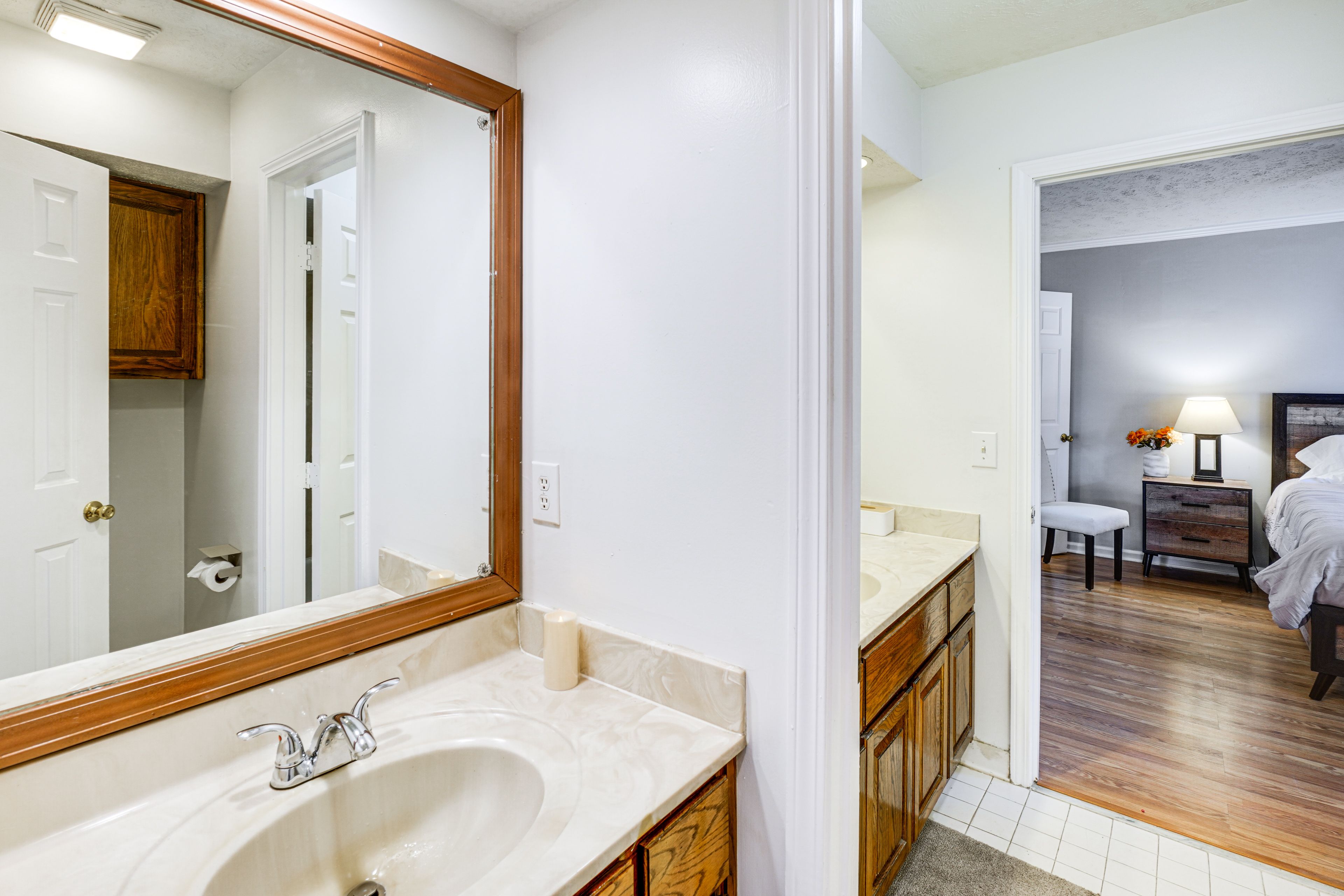 En-Suite Bathroom | Towels & Linens Provided | 1st Floor