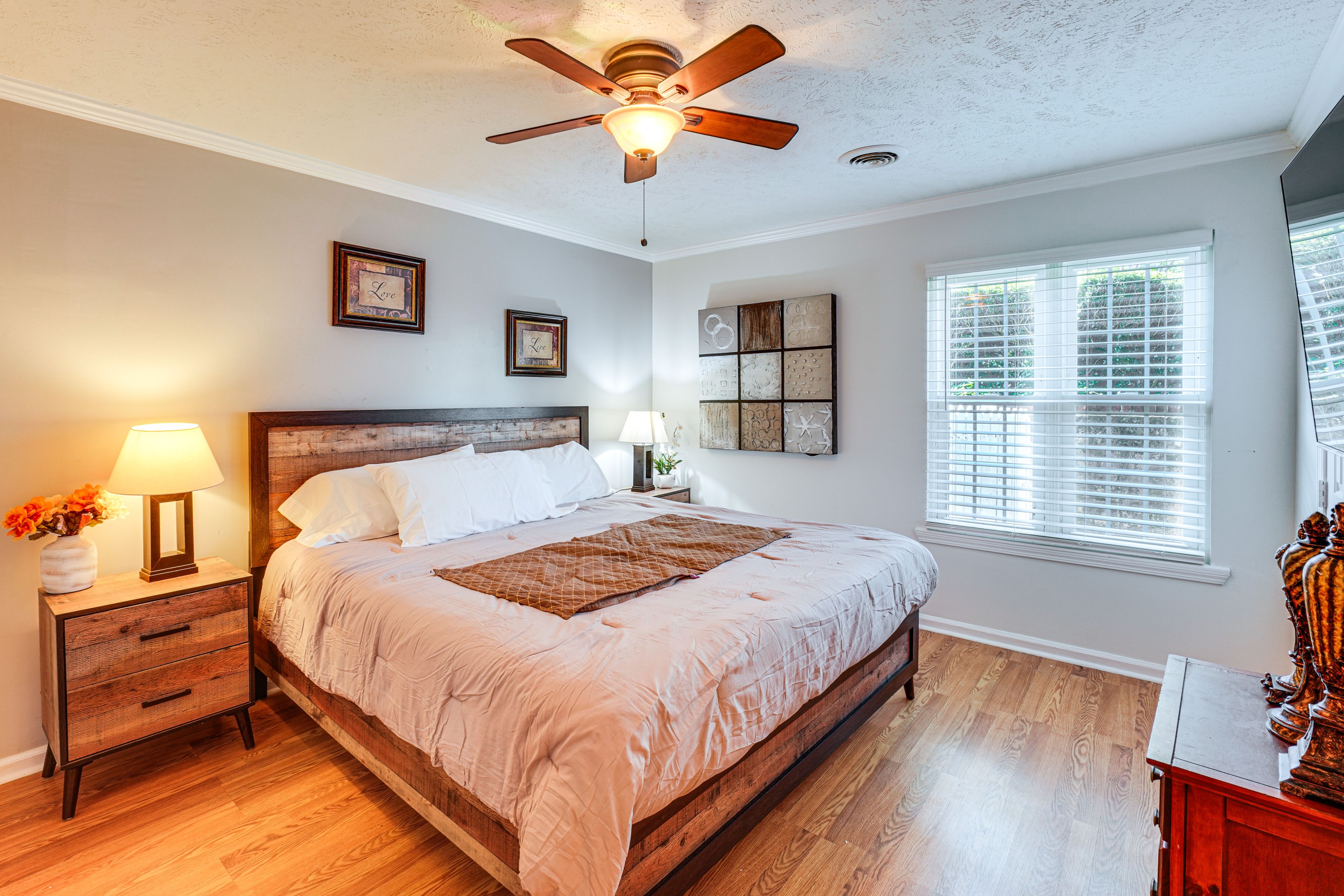 Bedroom 1 | King Bed | En-Suite Bathroom | Walk-In Closet | 1st Floor