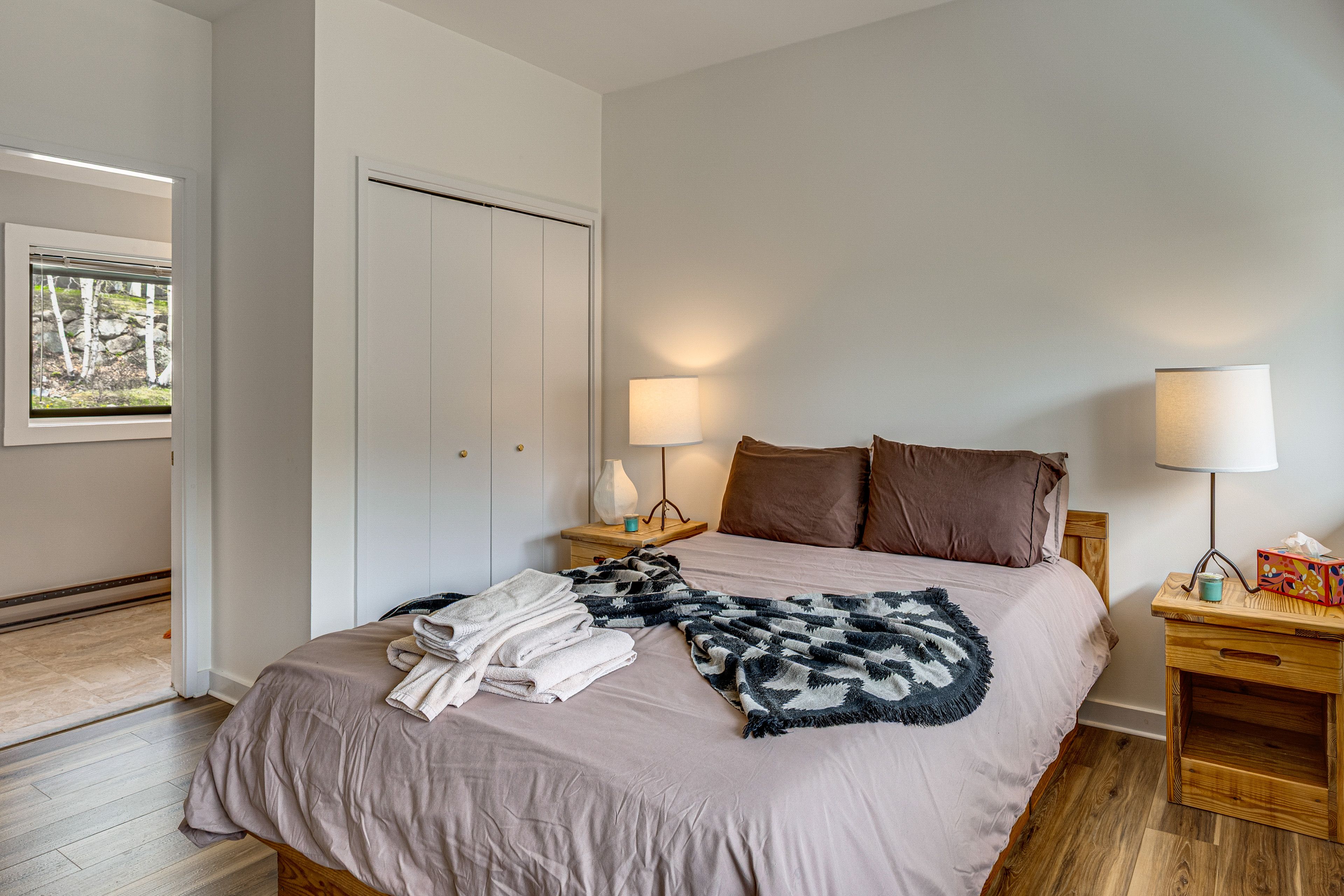 Bedroom 1 | Queen Bed