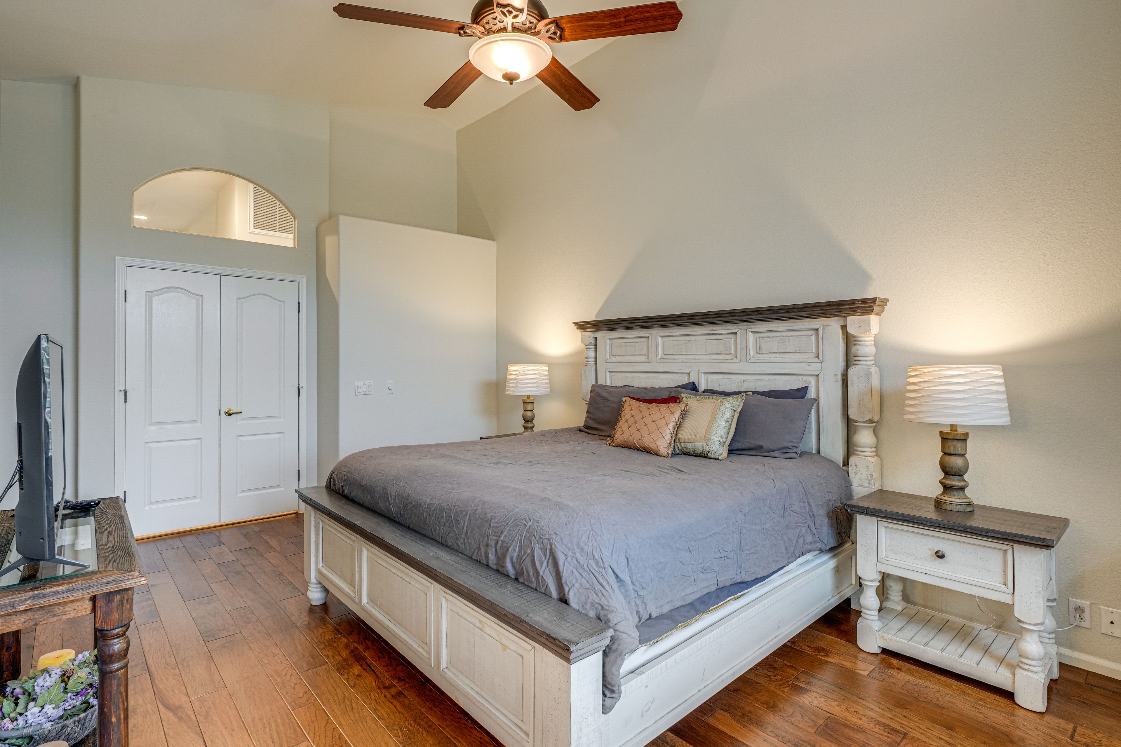 Bedroom 1 | King Bed