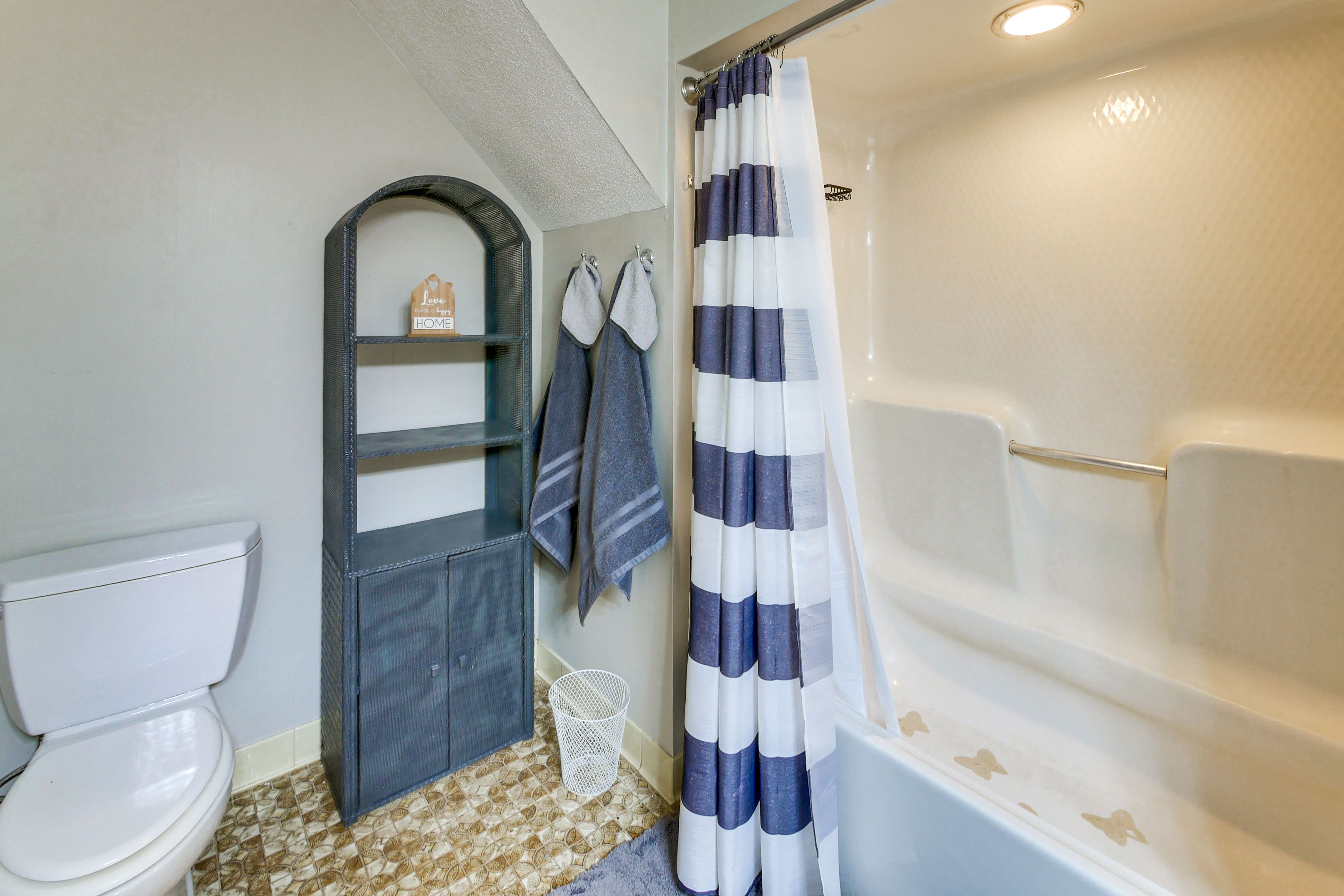 Full Bathroom | 2nd Floor