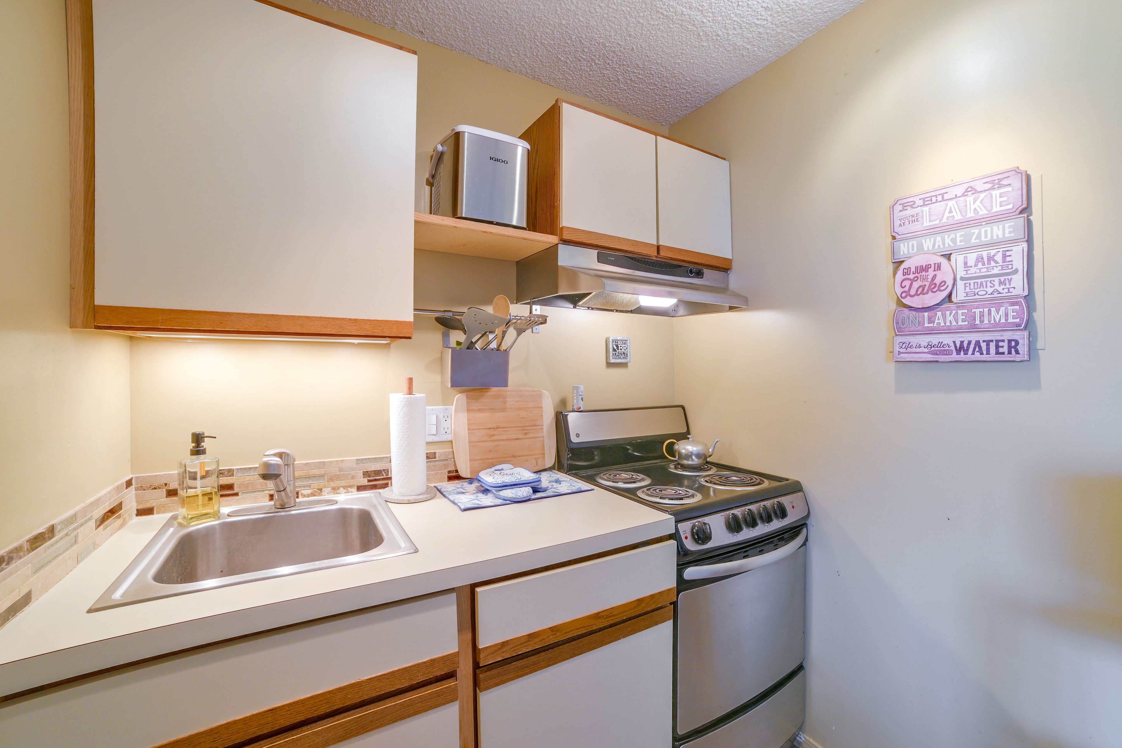 Kitchen | Refrigerator | Microwave