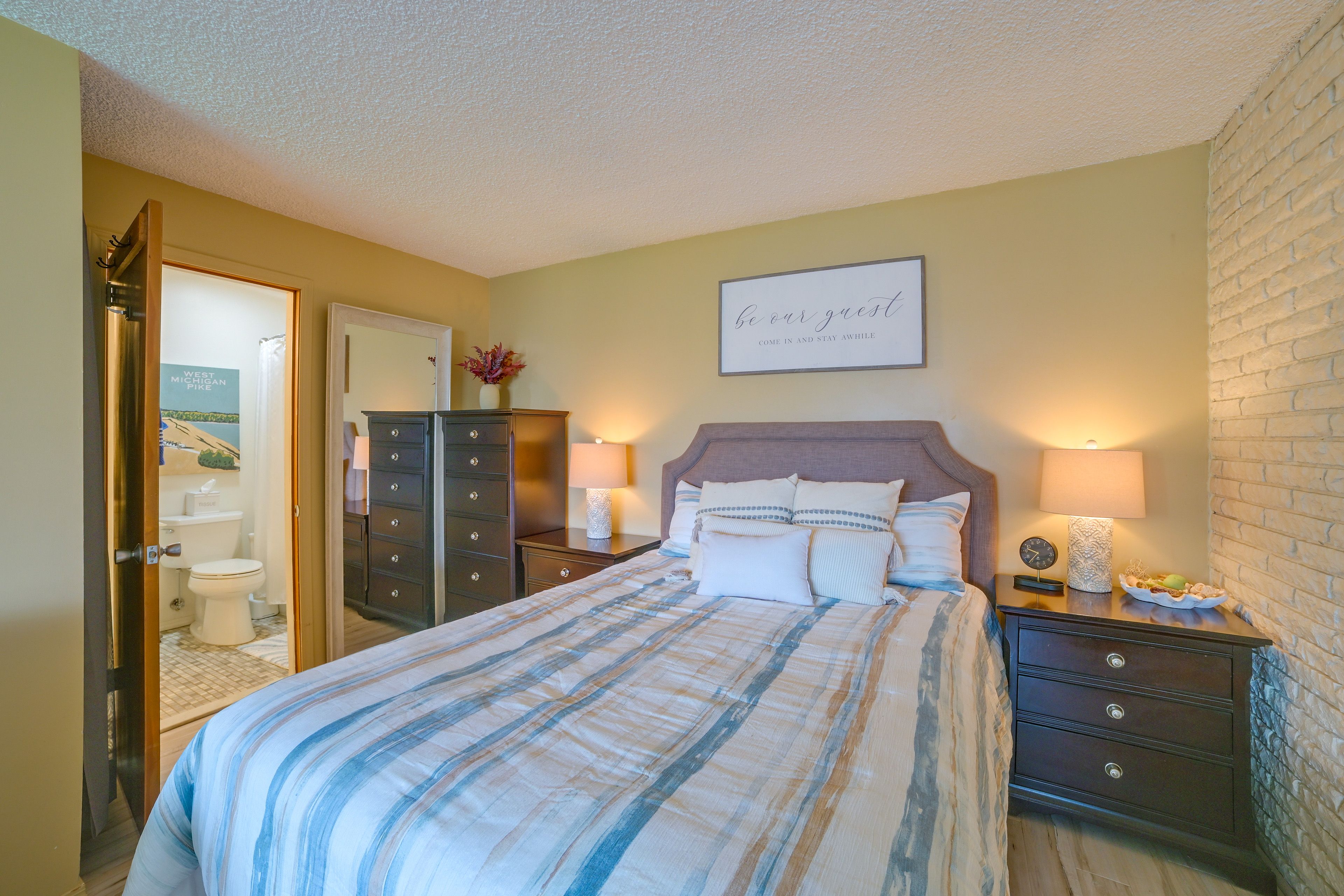 Studio | Queen Bed