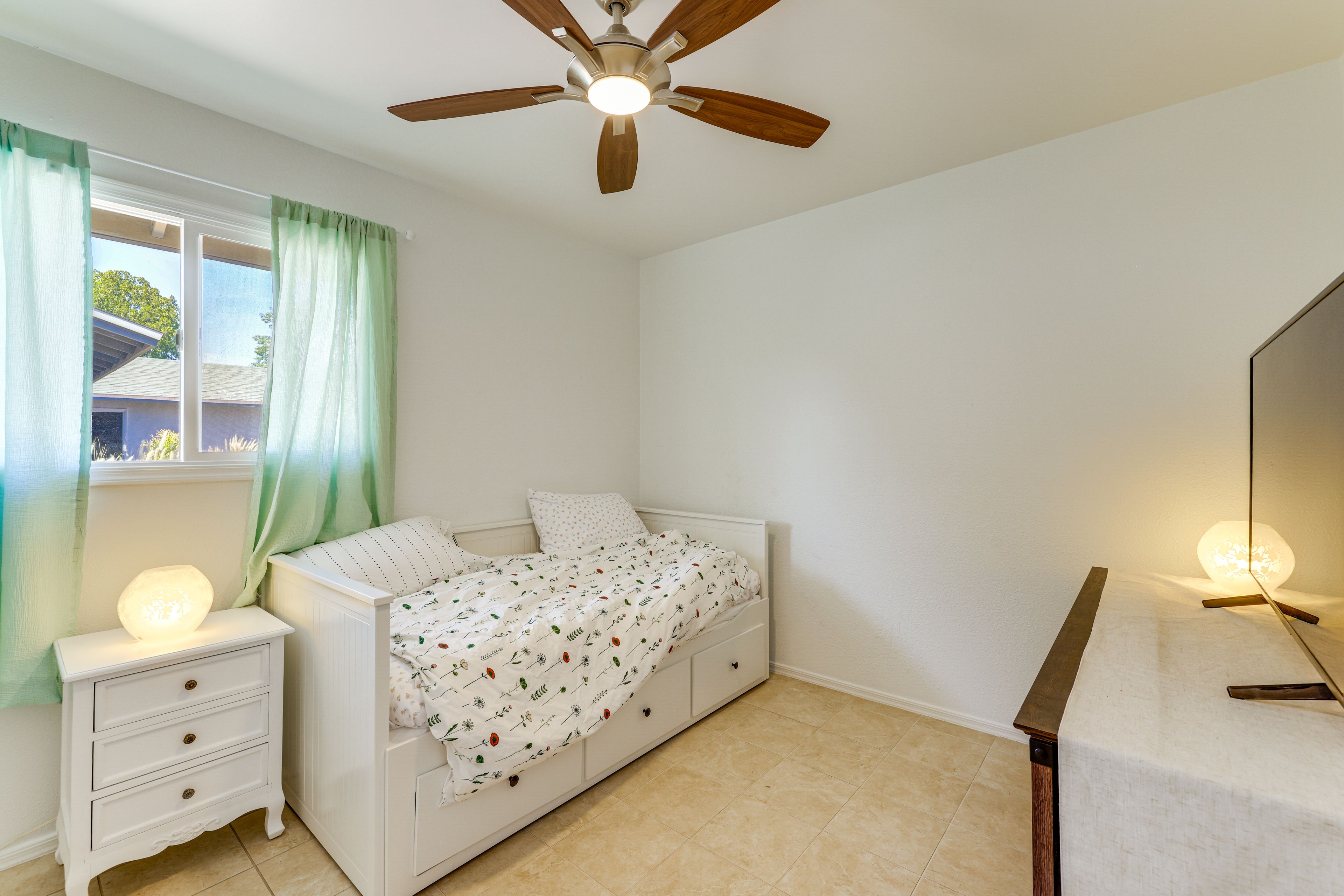 Bedroom 3 | Twin Daybed w/ Twin Trundle