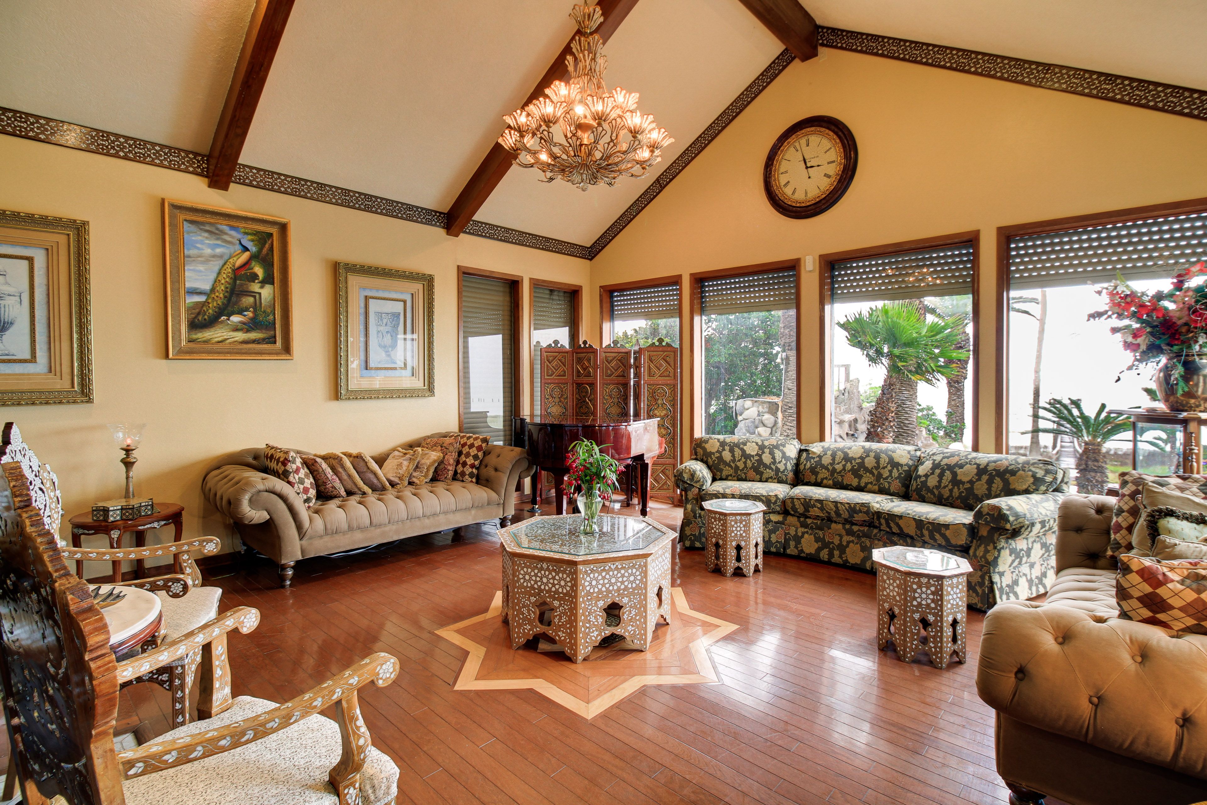 Living Room | Single-Story Home | Free WiFi