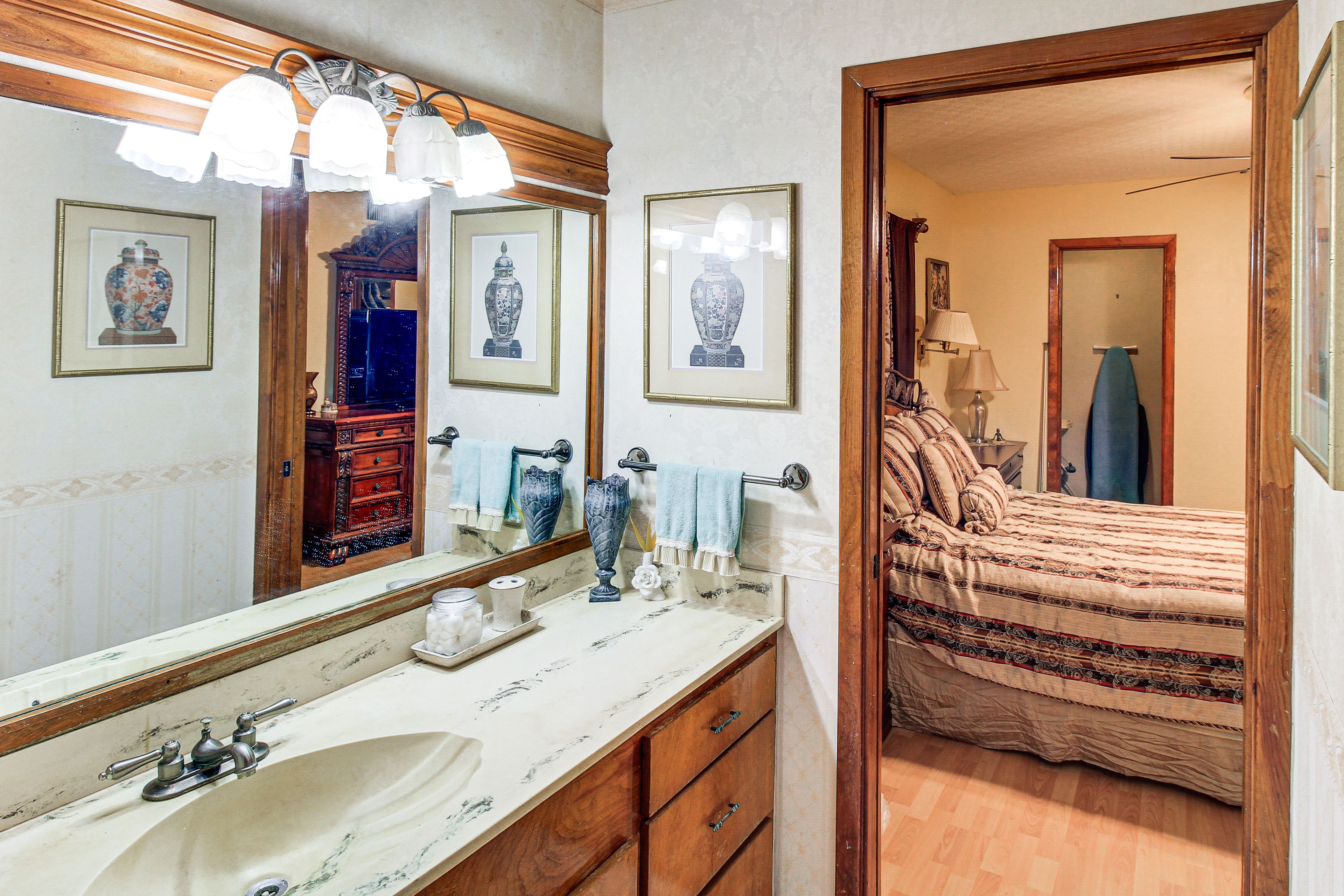 Jack-and-Jill Bathroom | Towels & Linens Provided