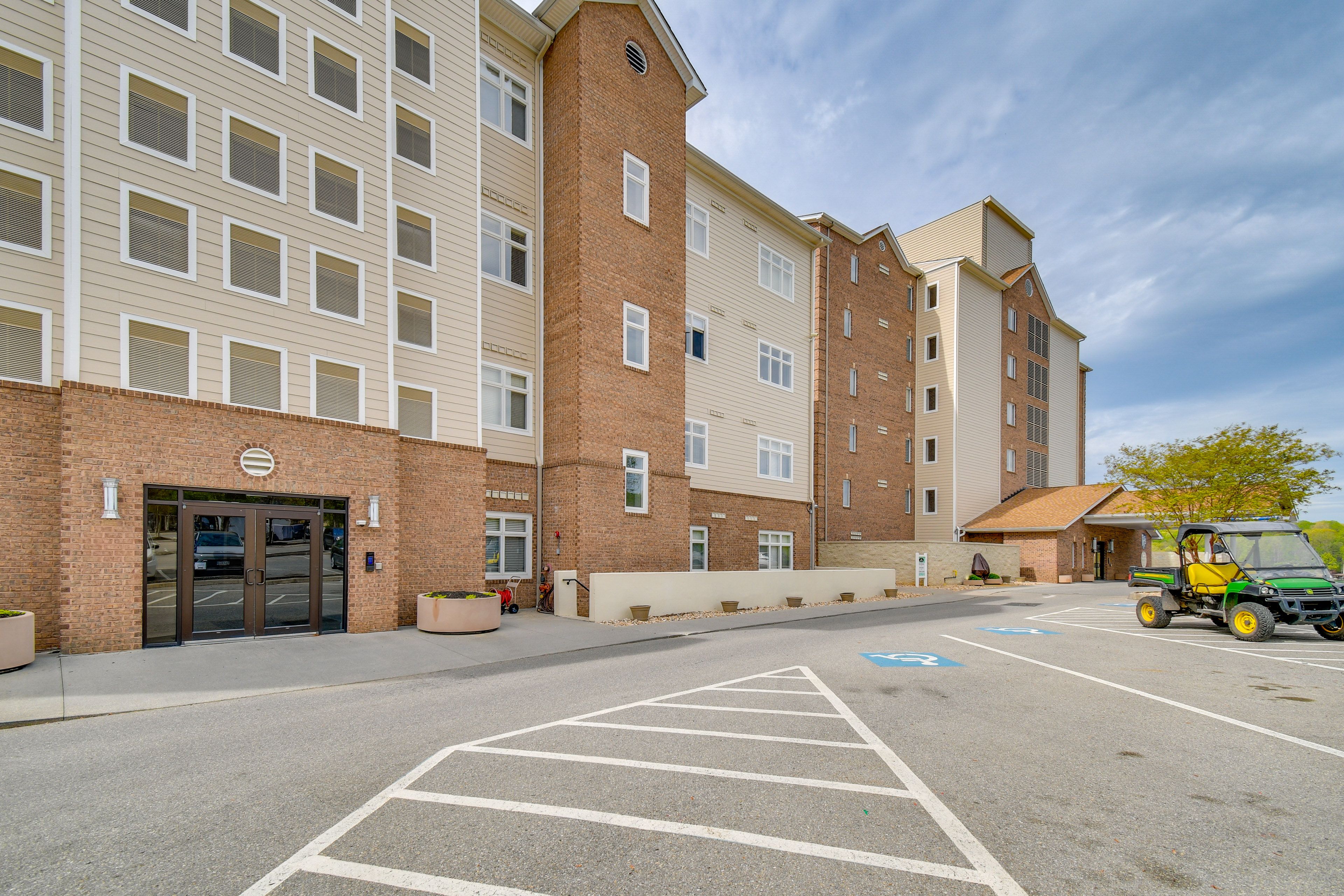 Parking | Large Unassigned Community Lot