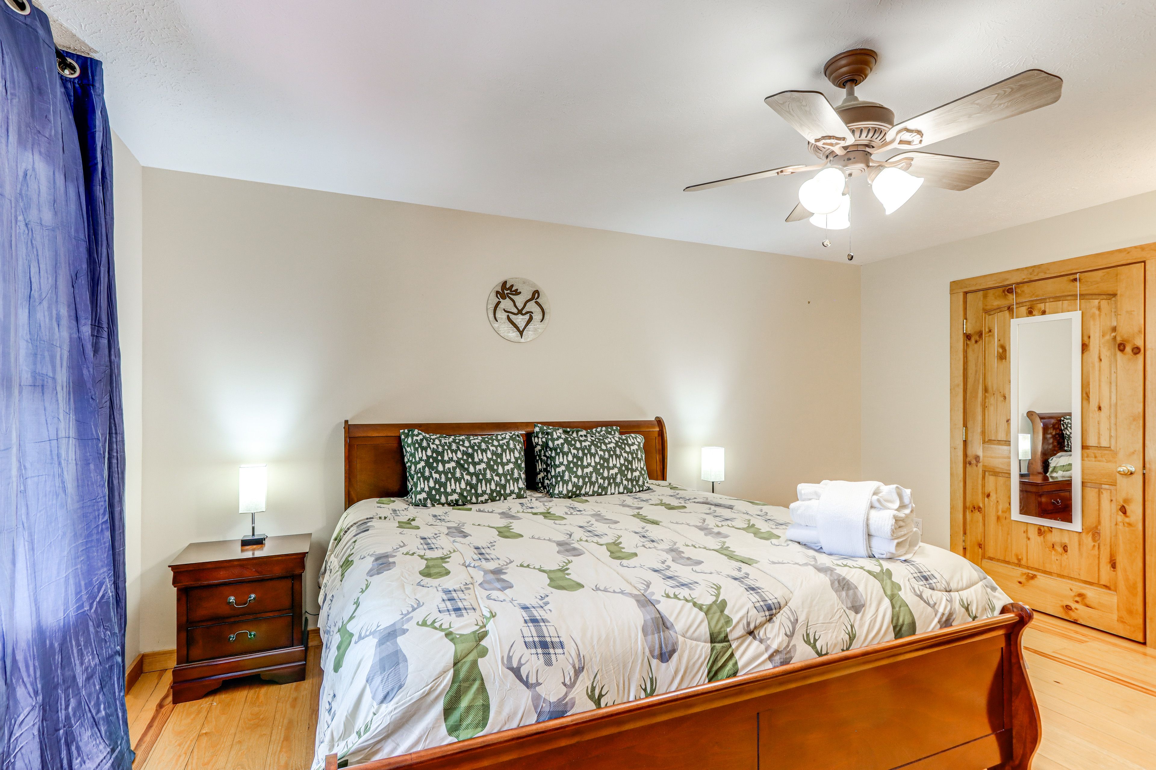 Bedroom 1 | King Bed | 1st Floor