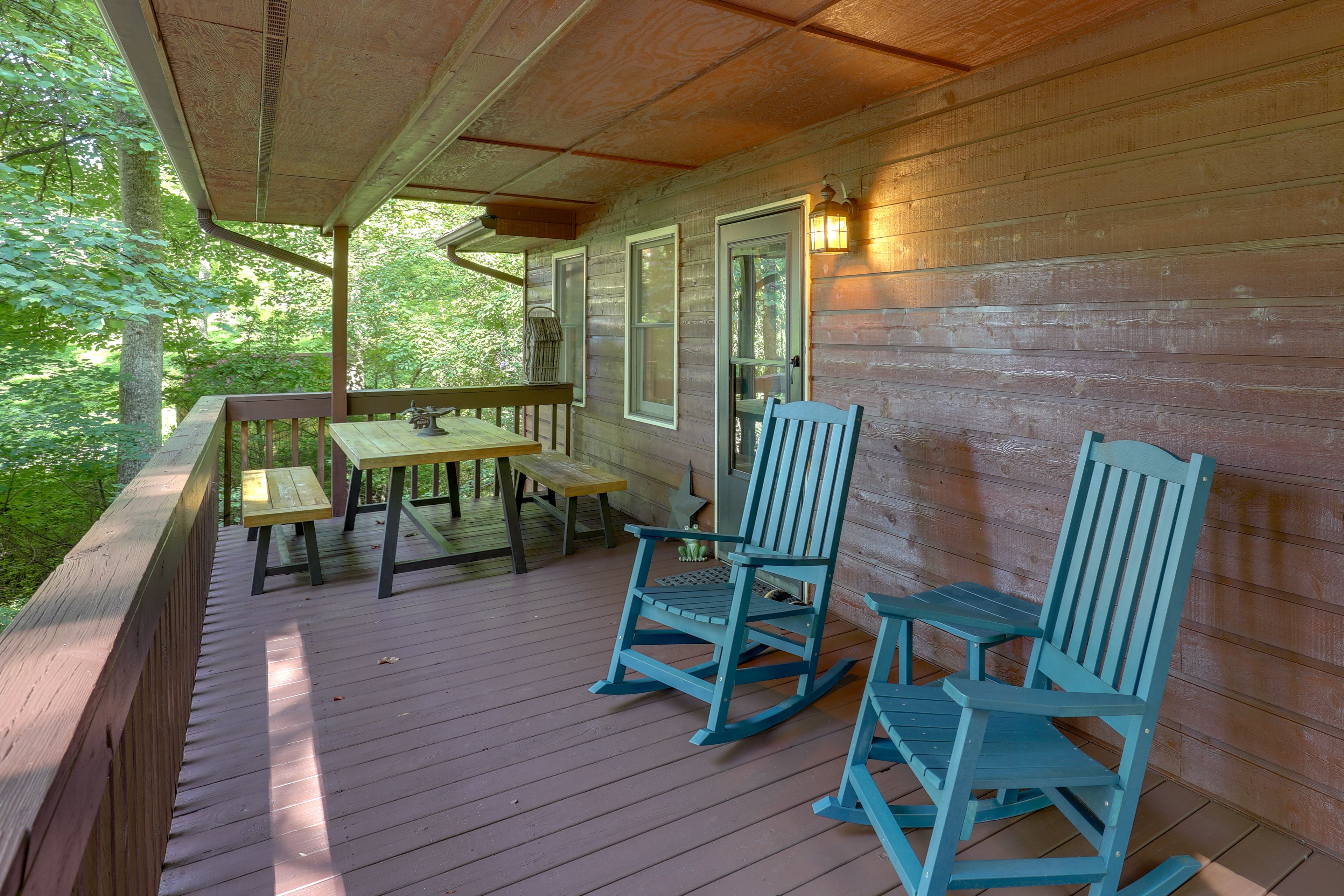 Upper Deck w/ Seating | Dining Area