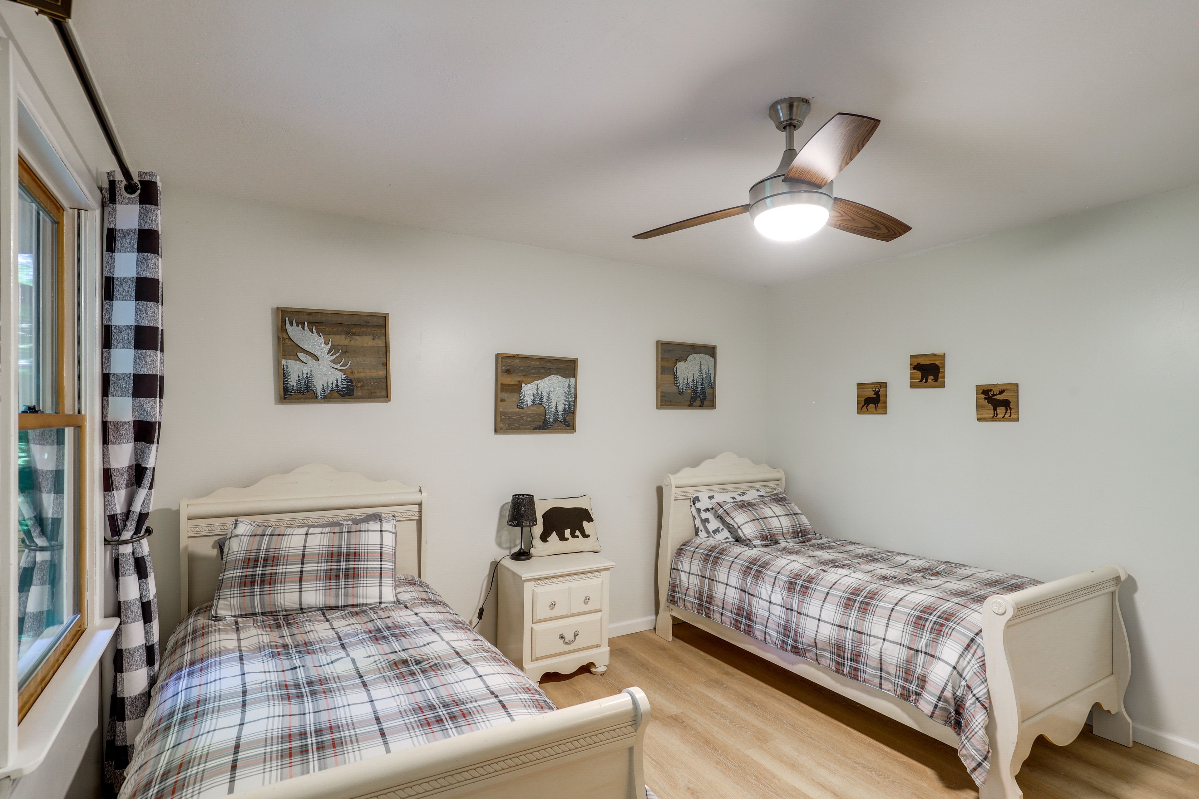 Bedroom 2 | 2 Twin Beds | 2nd Floor