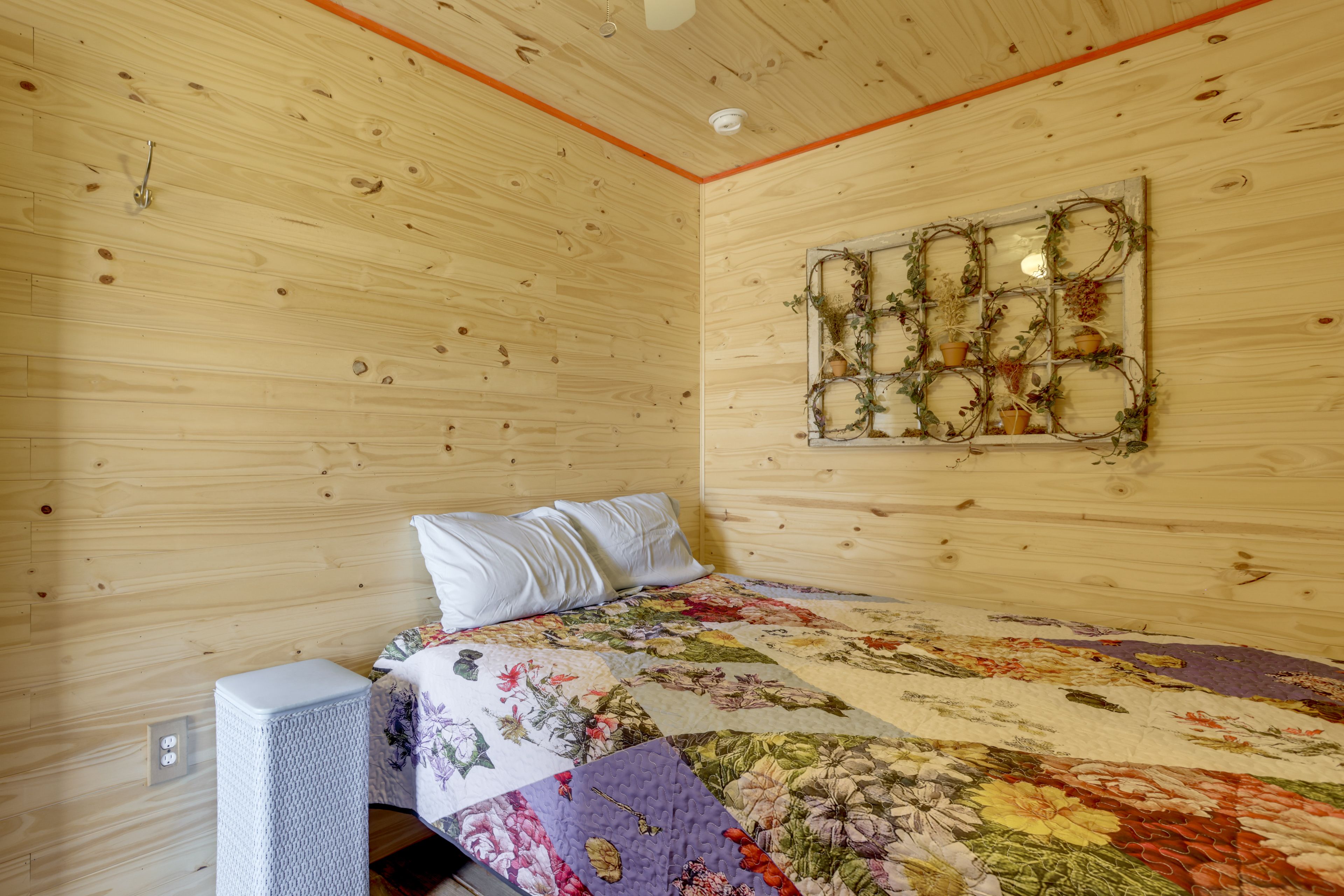 Bedroom | Queen Bed