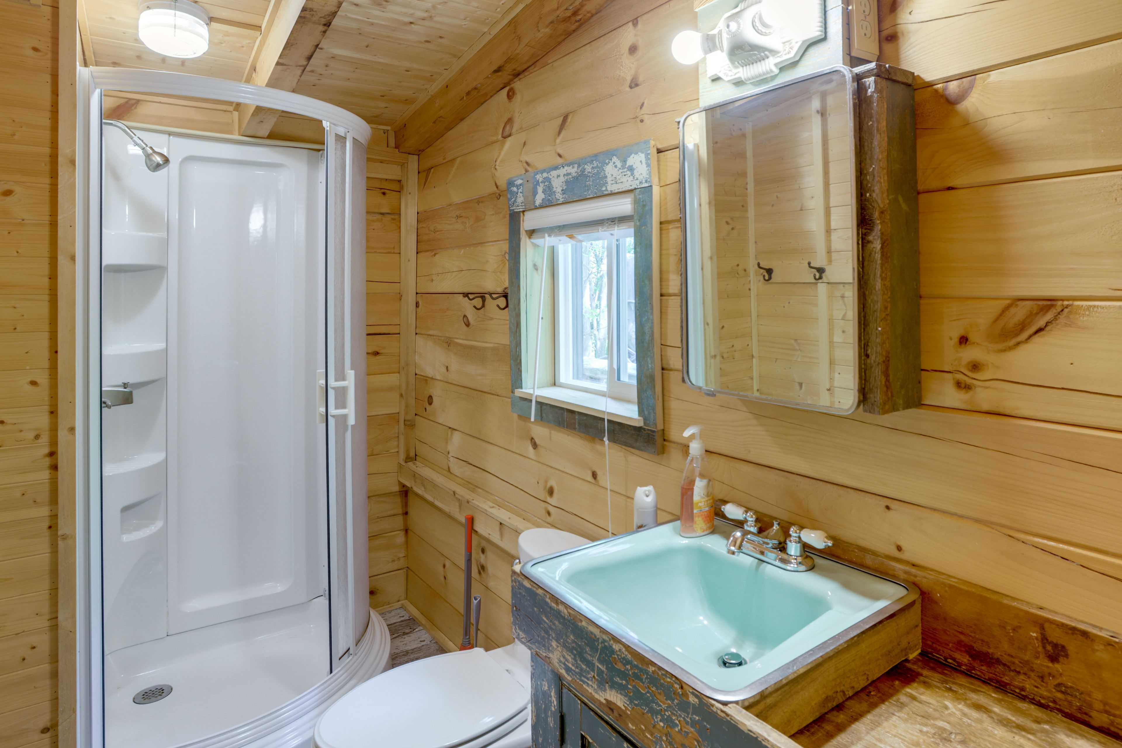 Full Bathroom | Towels & Linens Provided