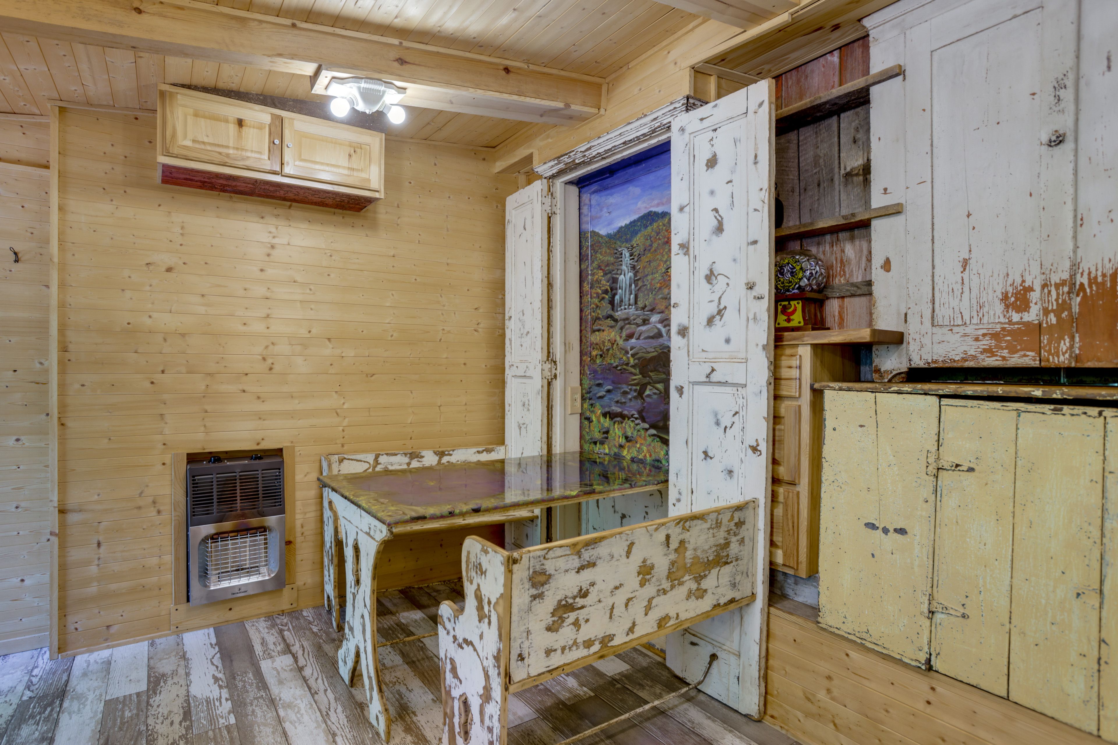 Dining Area | Dishes & Flatware Provided
