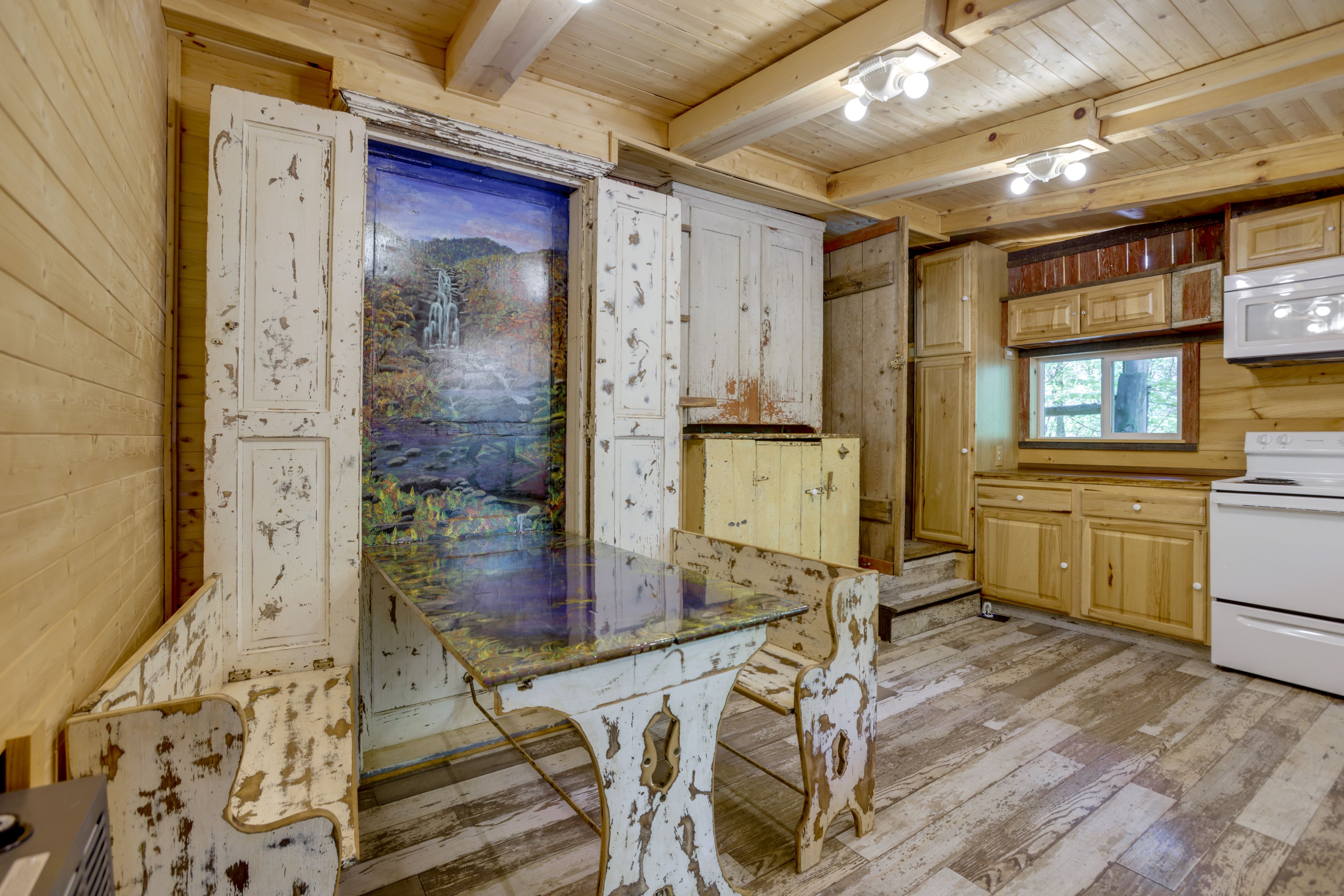 Dining & Kitchen Area | Single-Story Home w/ Loft