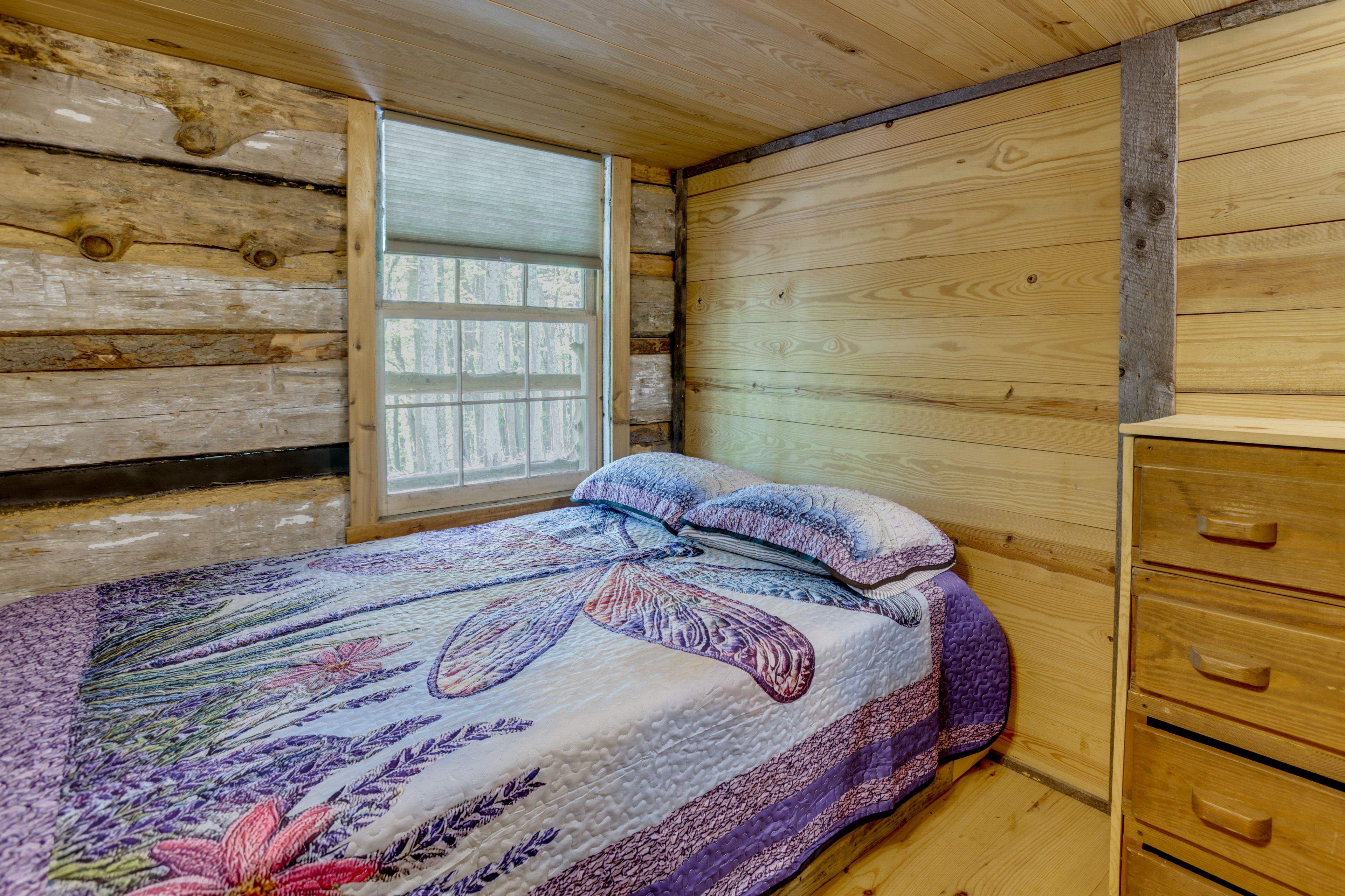 Bedroom | Queen Bed