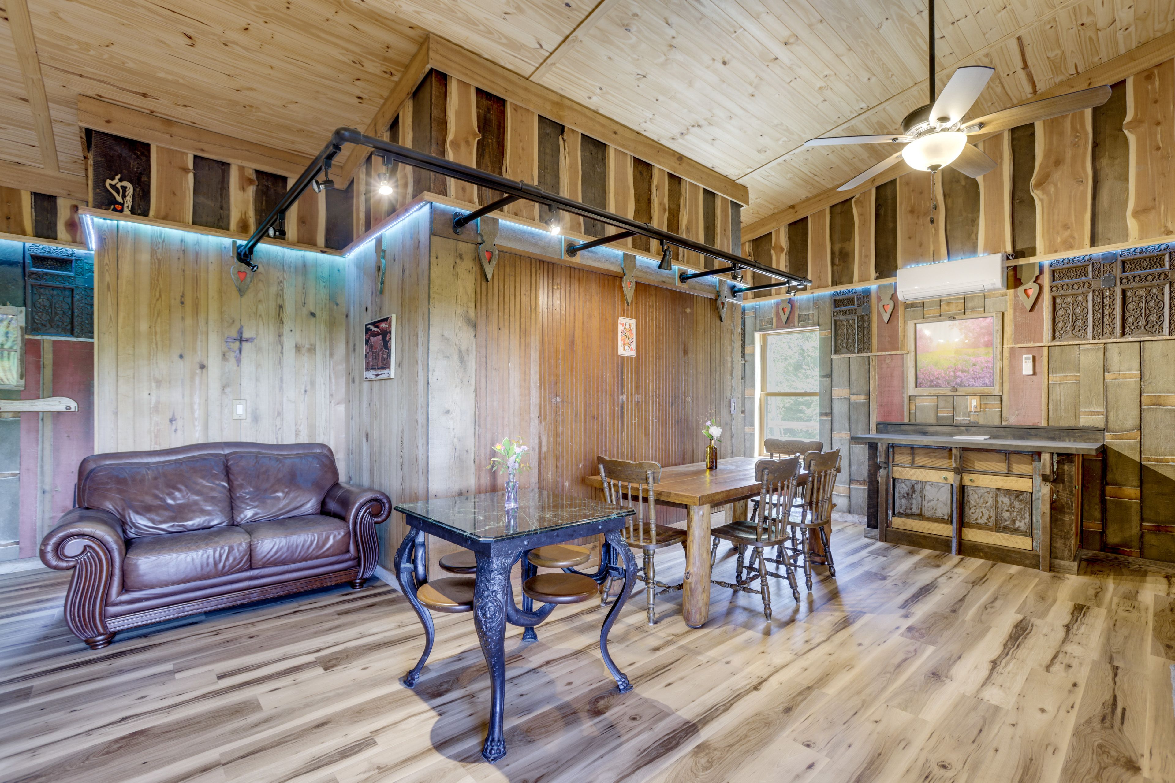 Dining Area | Dishes & Flatware Provided