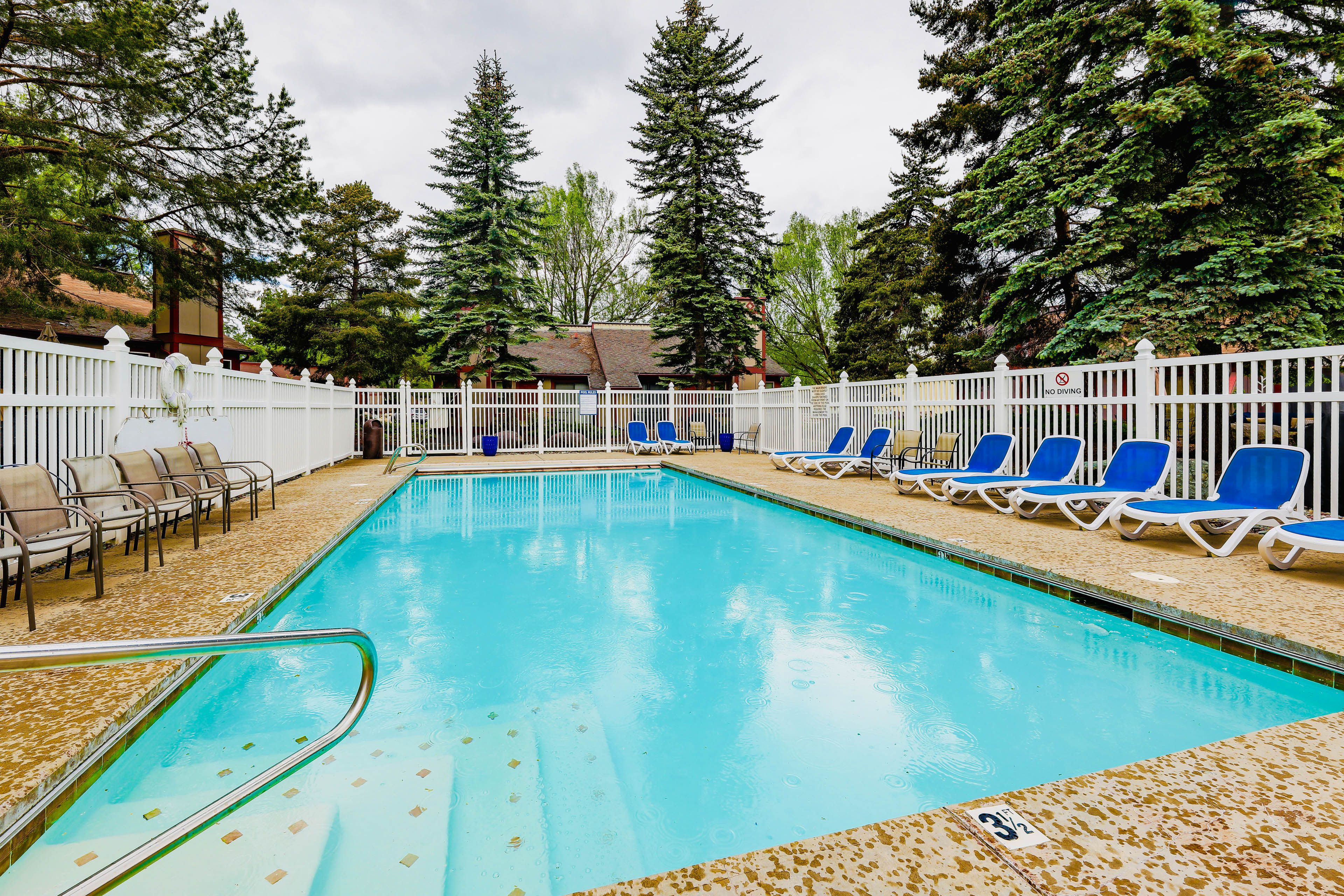 Community Pool & Hot Tub