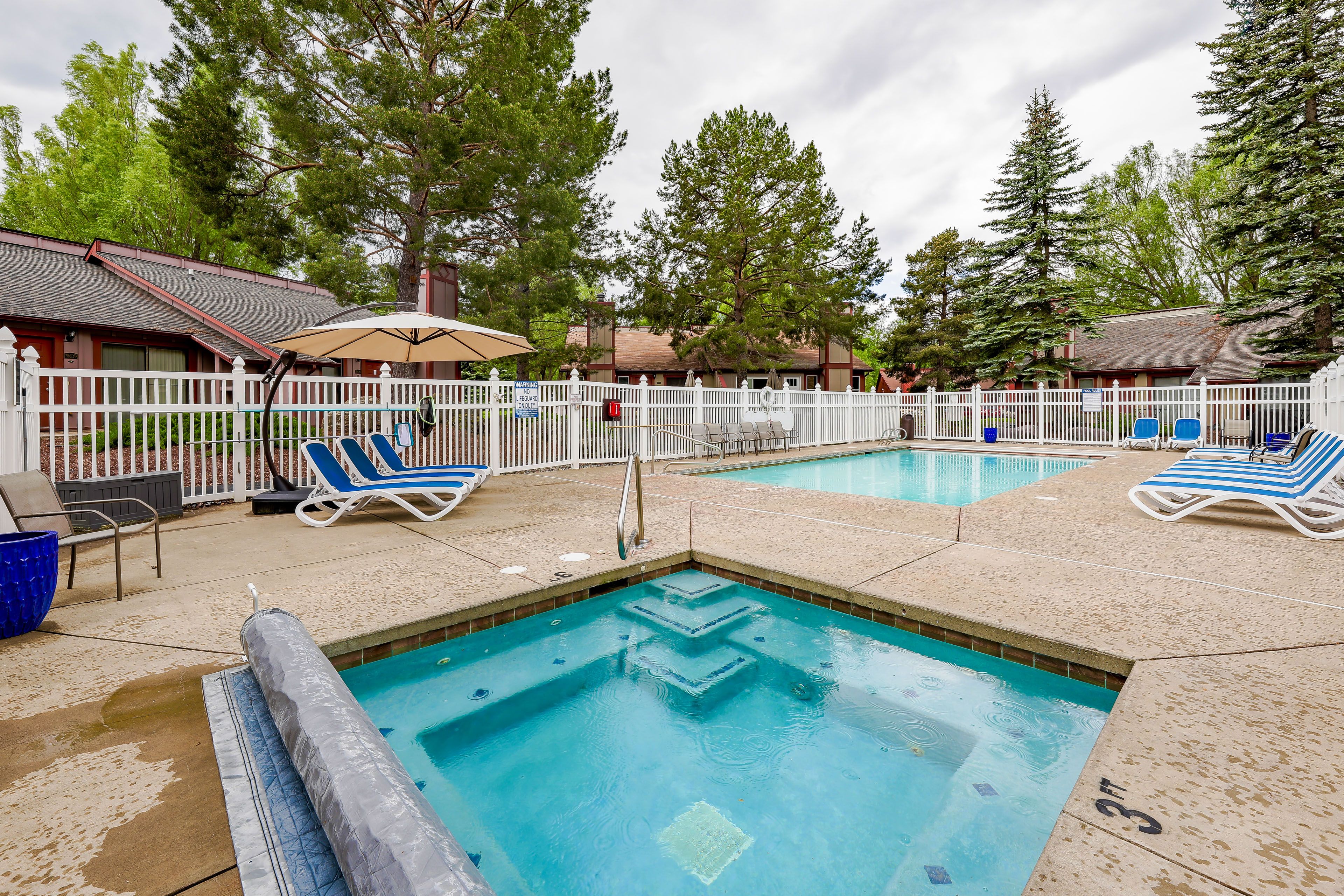 Community Pool & Hot Tub