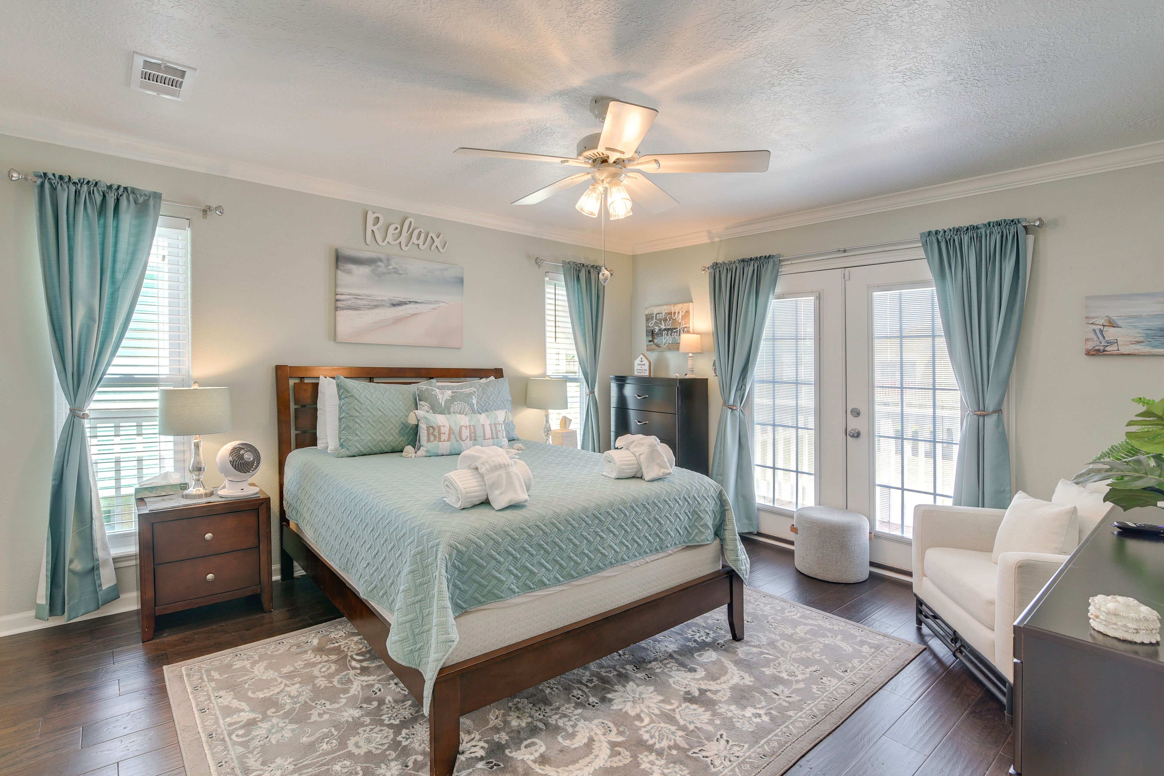 Bedroom 1 | Queen Bed