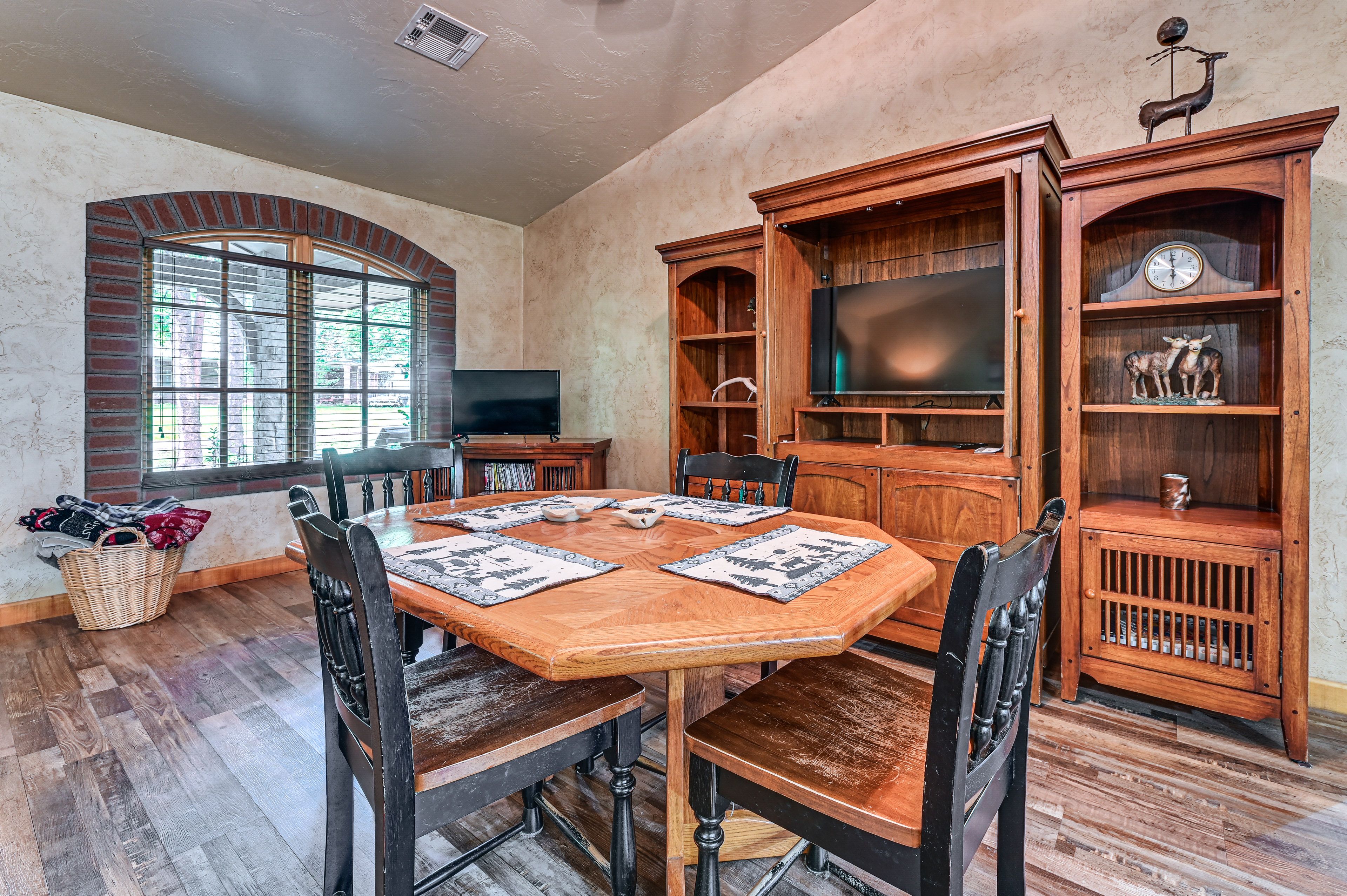 Dining Area | Dishes & Flatware Provided