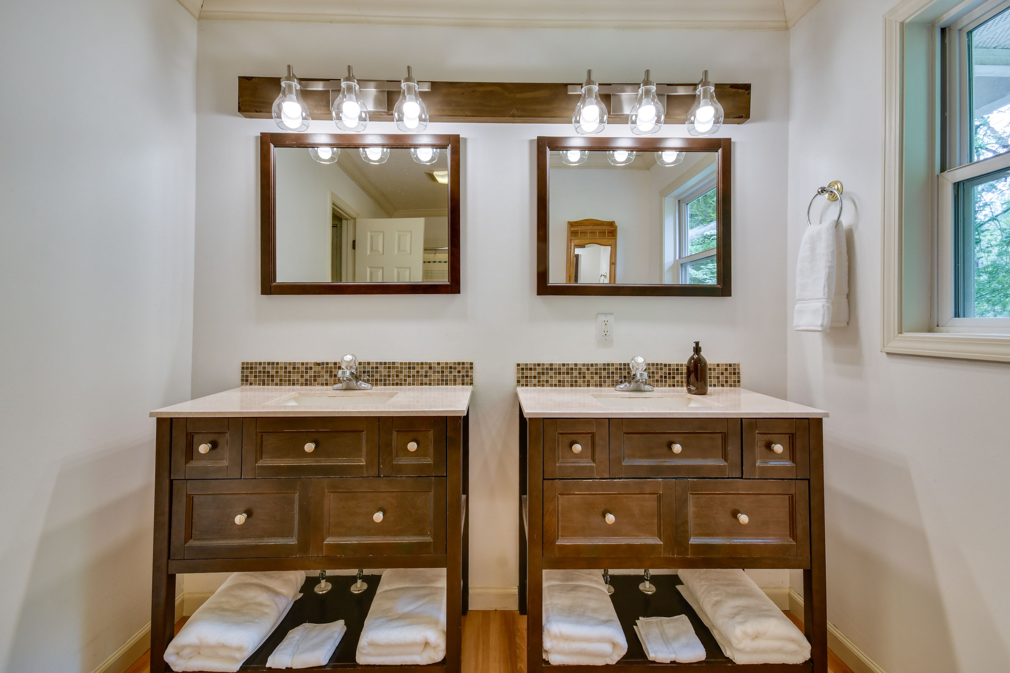 Full Bathroom | 2nd Floor