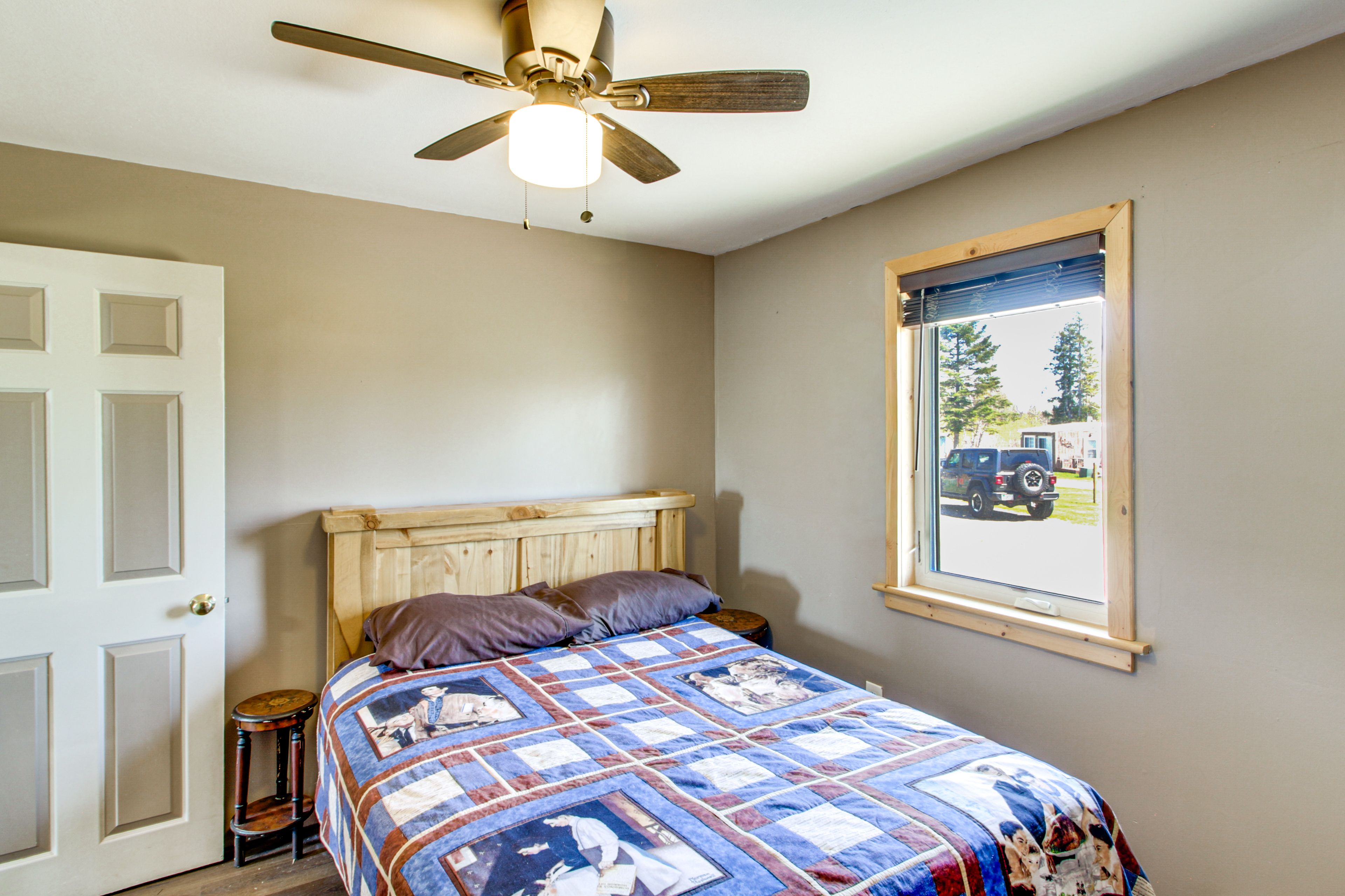 Bedroom 1 | Queen Bed