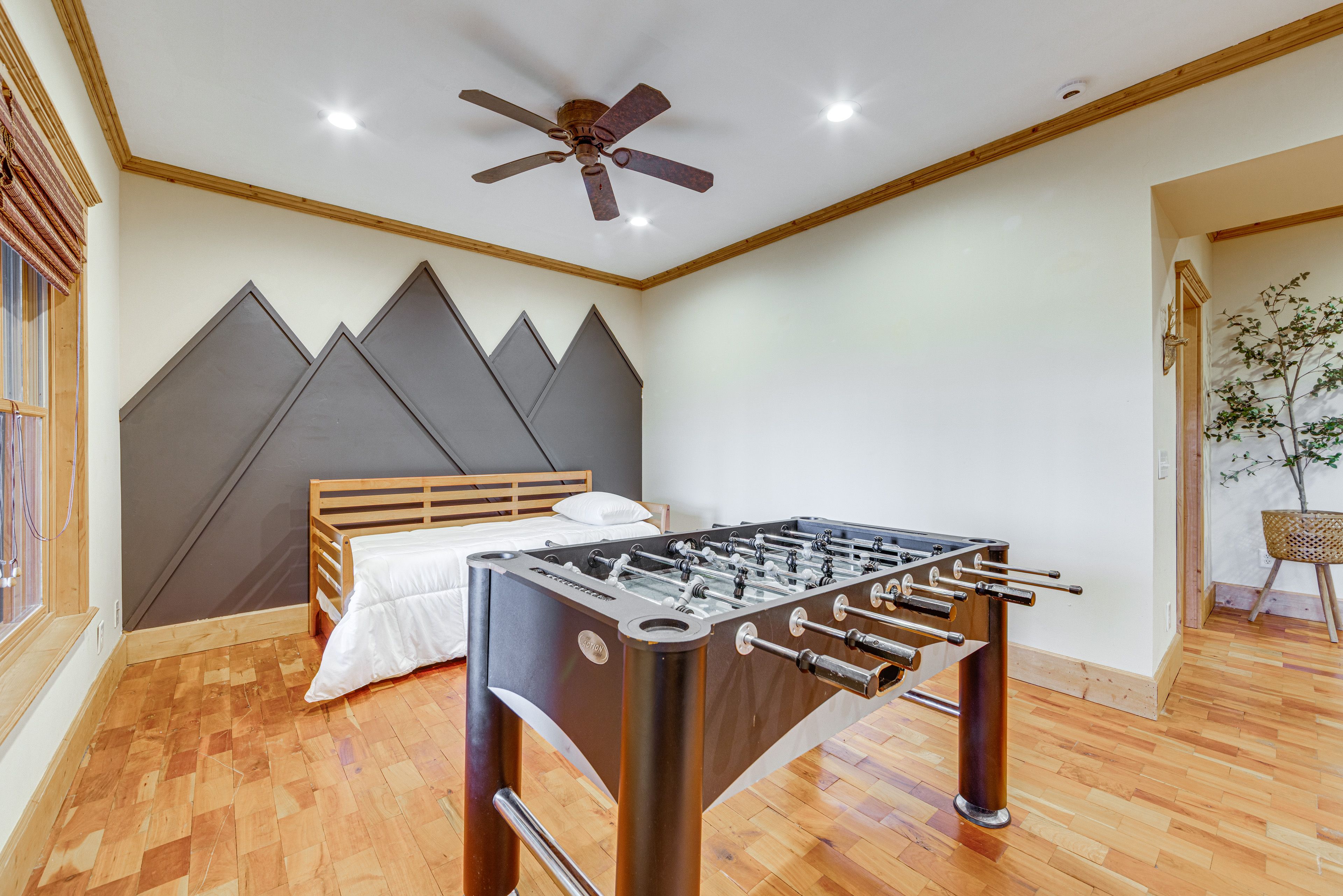 Bedroom 4 (Basement) | Twin Trundle Bed (Converts to Queen) | Basement Level