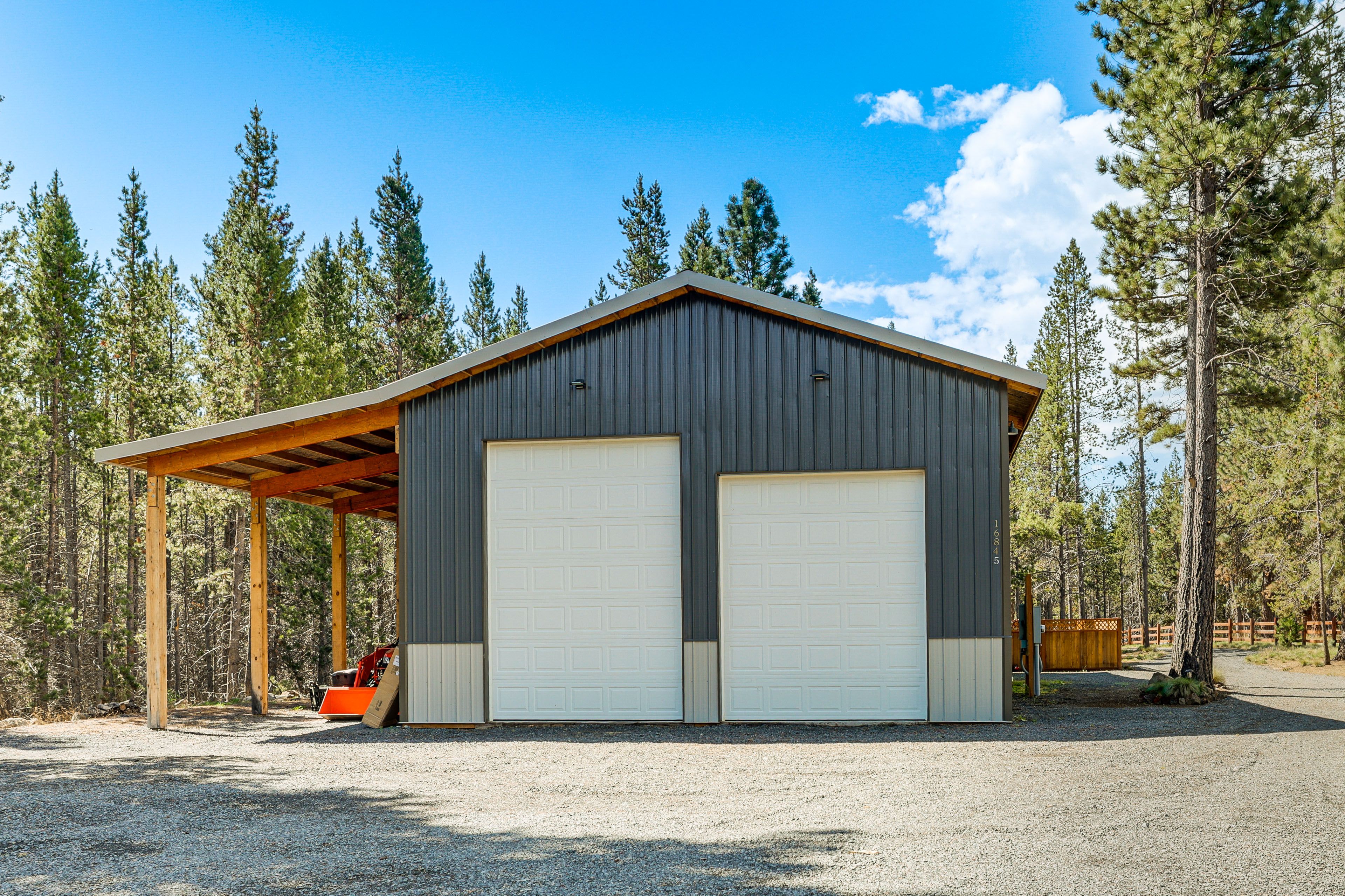 Parking | Driveway (8 Vehicles) | Trailer Parking Available | RV Hookup