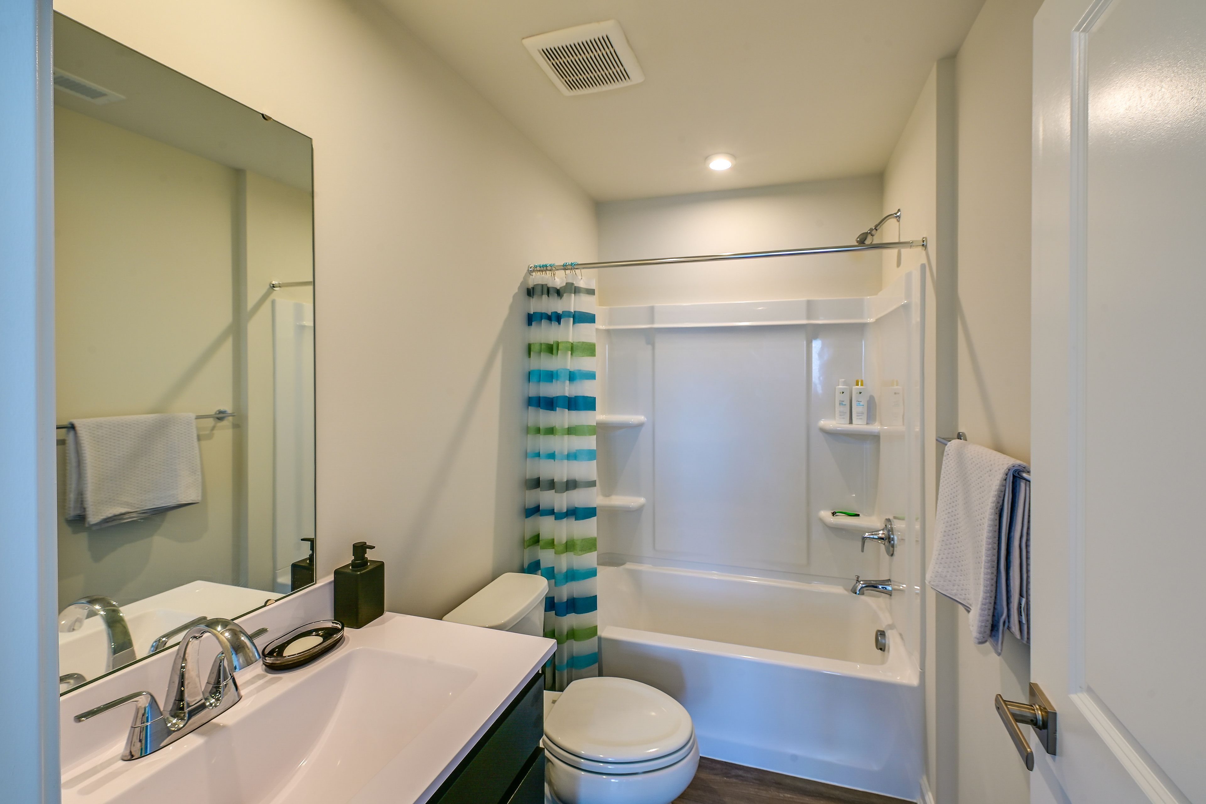 Full Bathroom | 2nd Floor