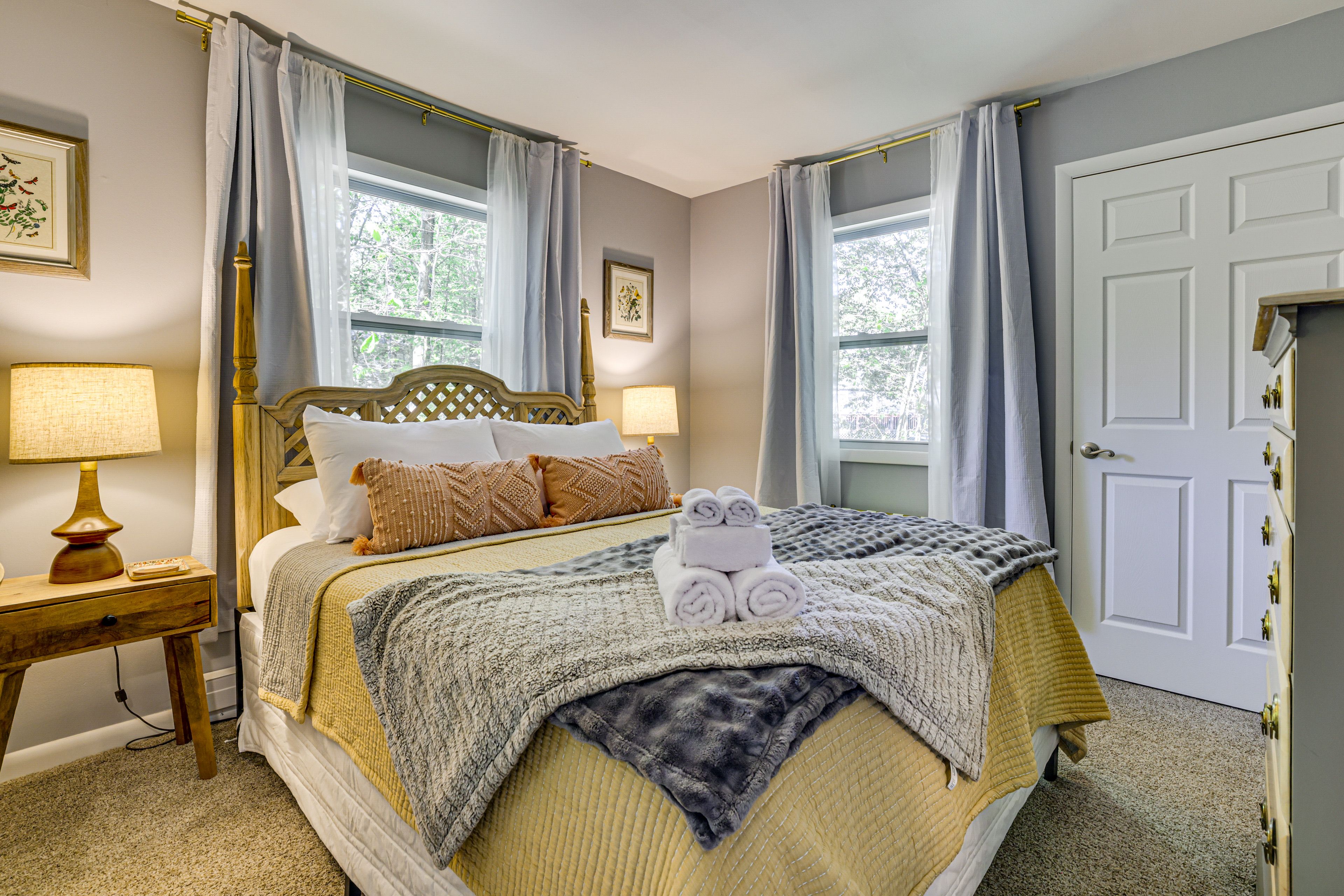 Bedroom 1 | Queen Bed | Smart TV | 1st Floor