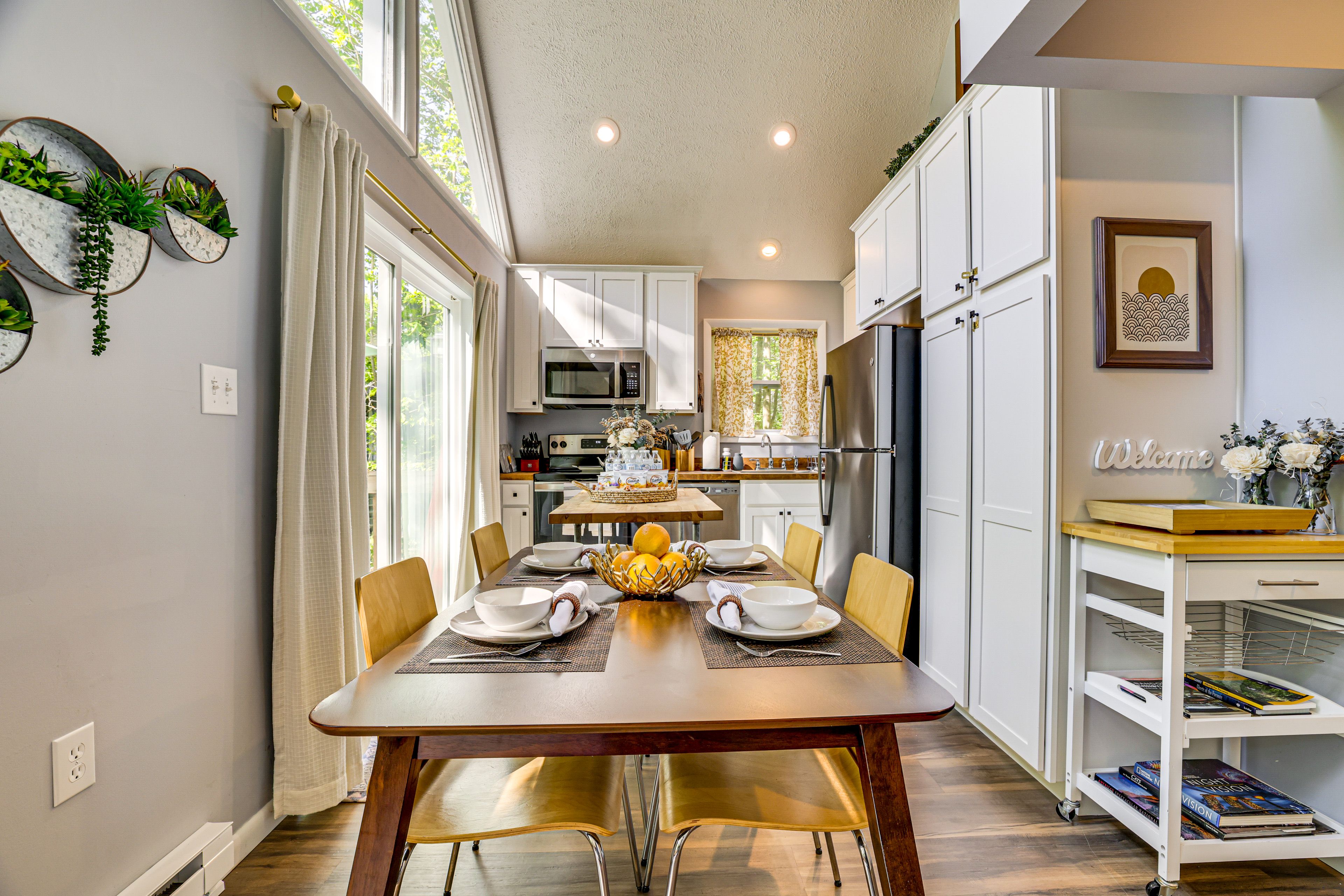Dining Area | Dishware/Flatware Provided | 1st Floor