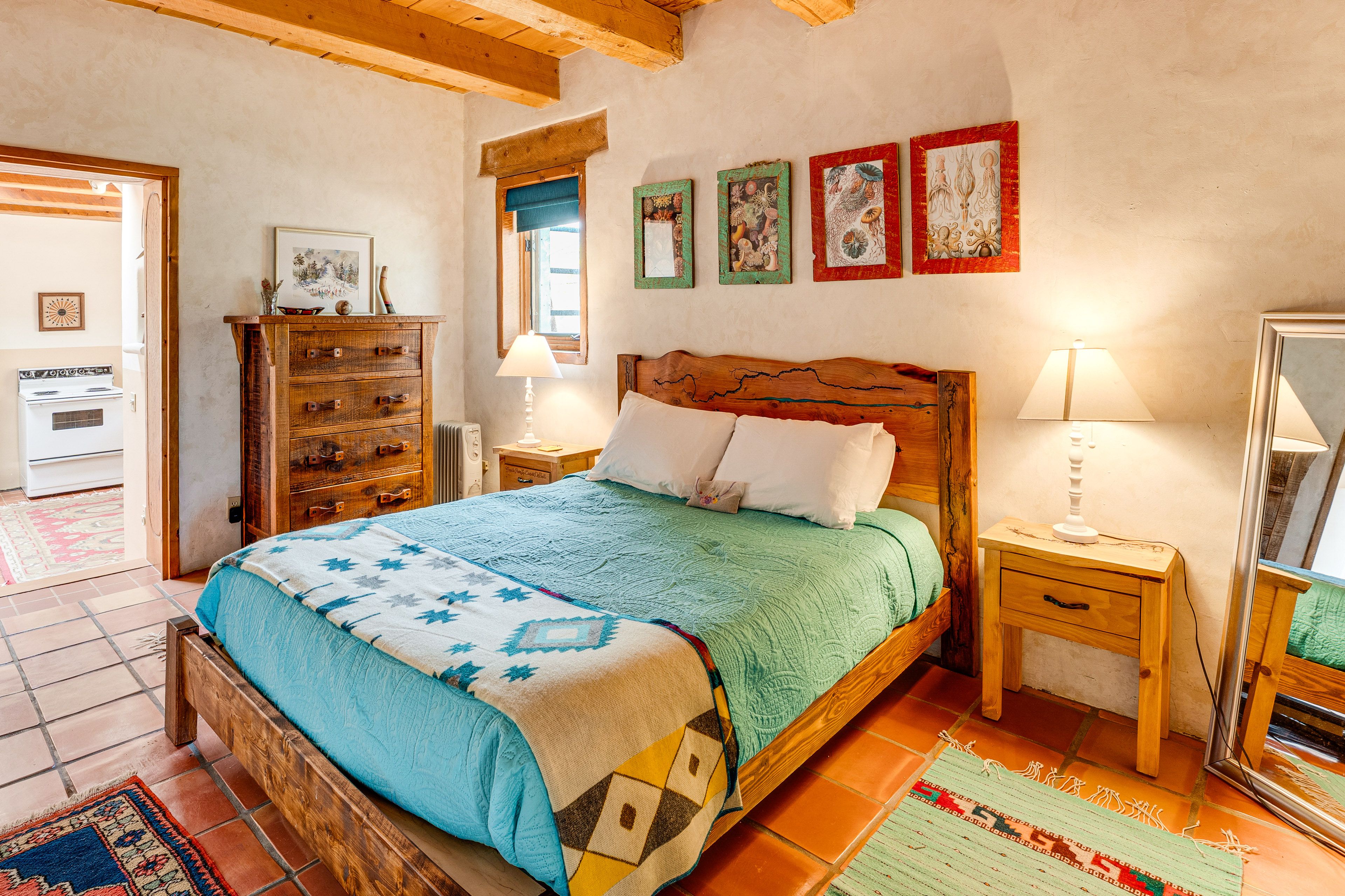 Studio | Queen Bed