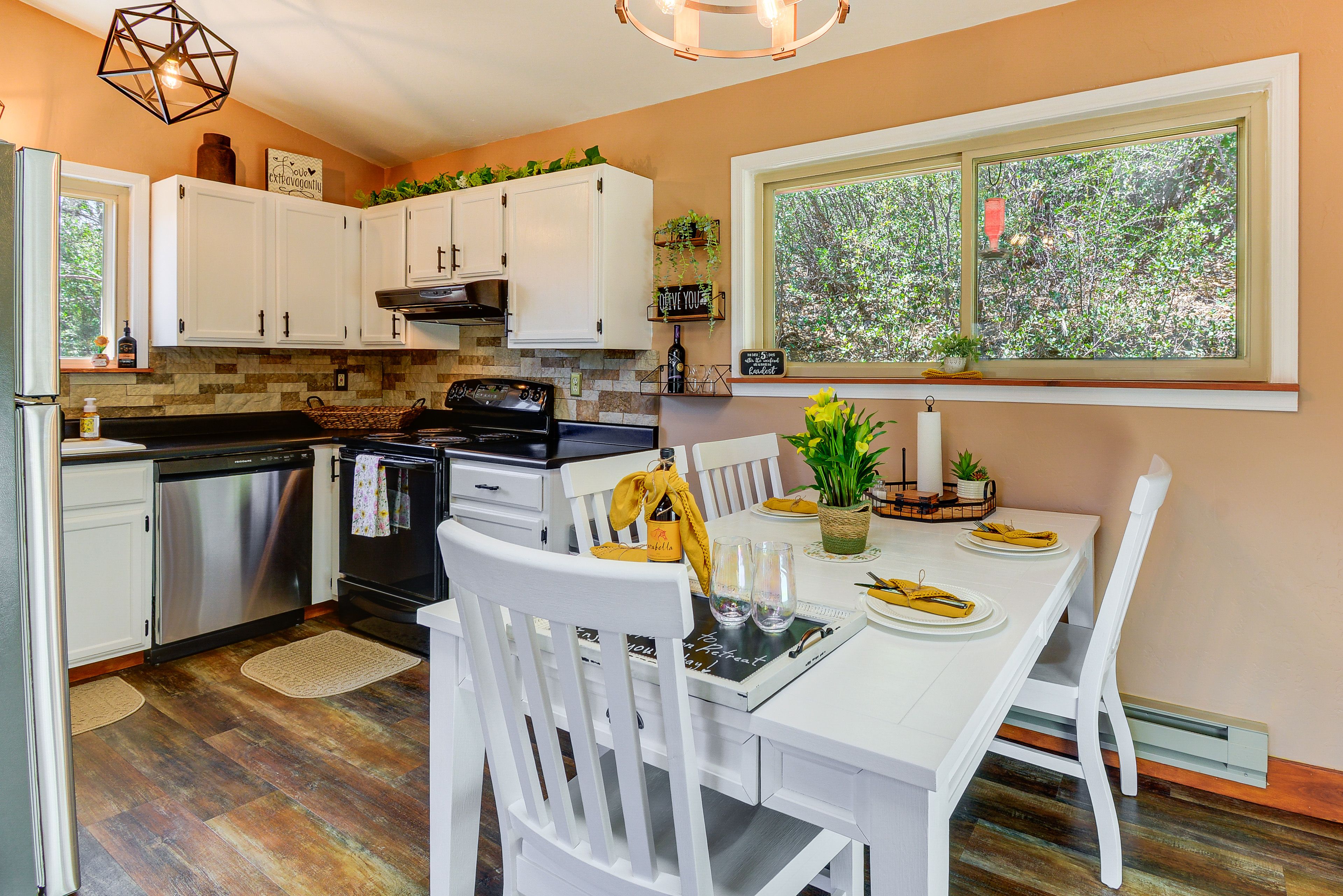 Kitchen & Dining Area